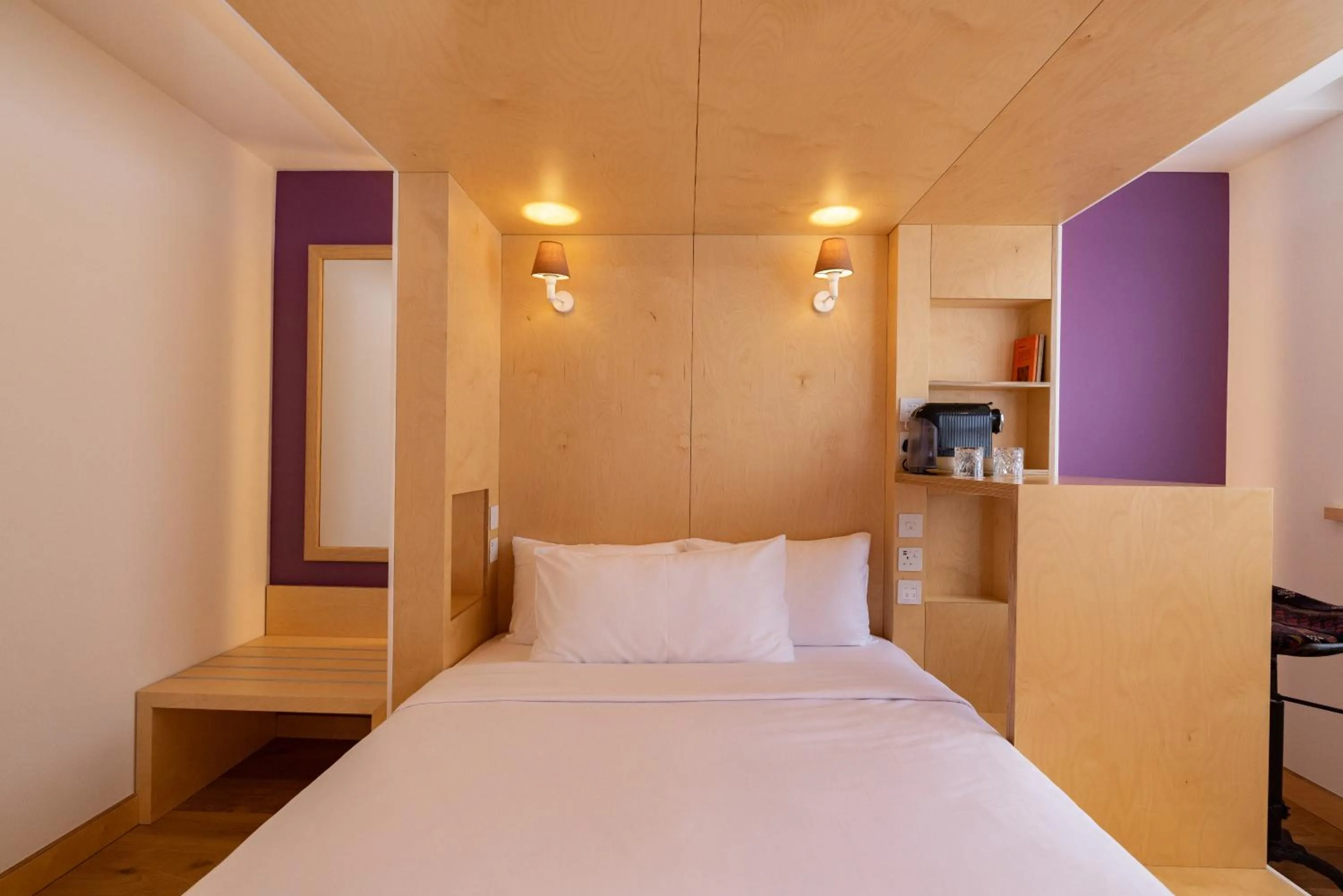 Bed in Limehouse Library Hotel