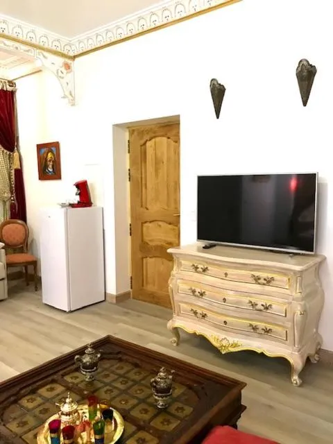 TV and multimedia in Suite Orientale Maison de L'église du Couvent