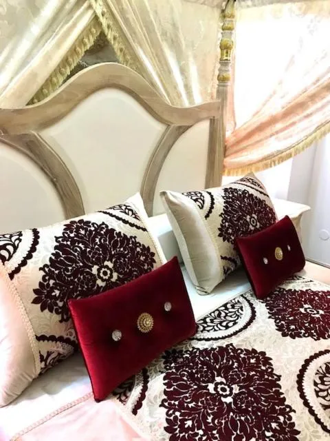 Living room, Bed in Suite Orientale Maison de L'église du Couvent