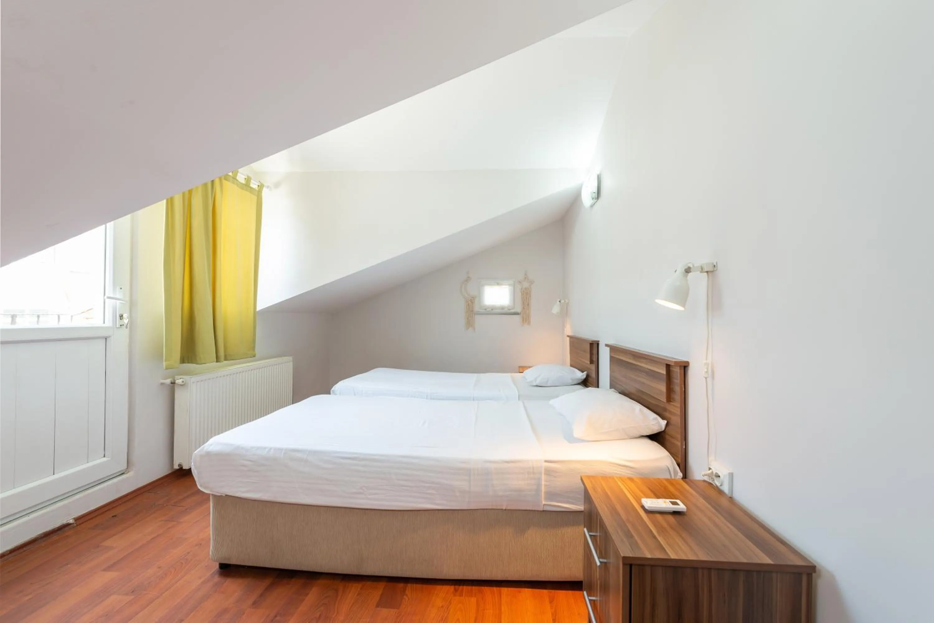 Photo of the whole room, Bed in Dualis Hotel