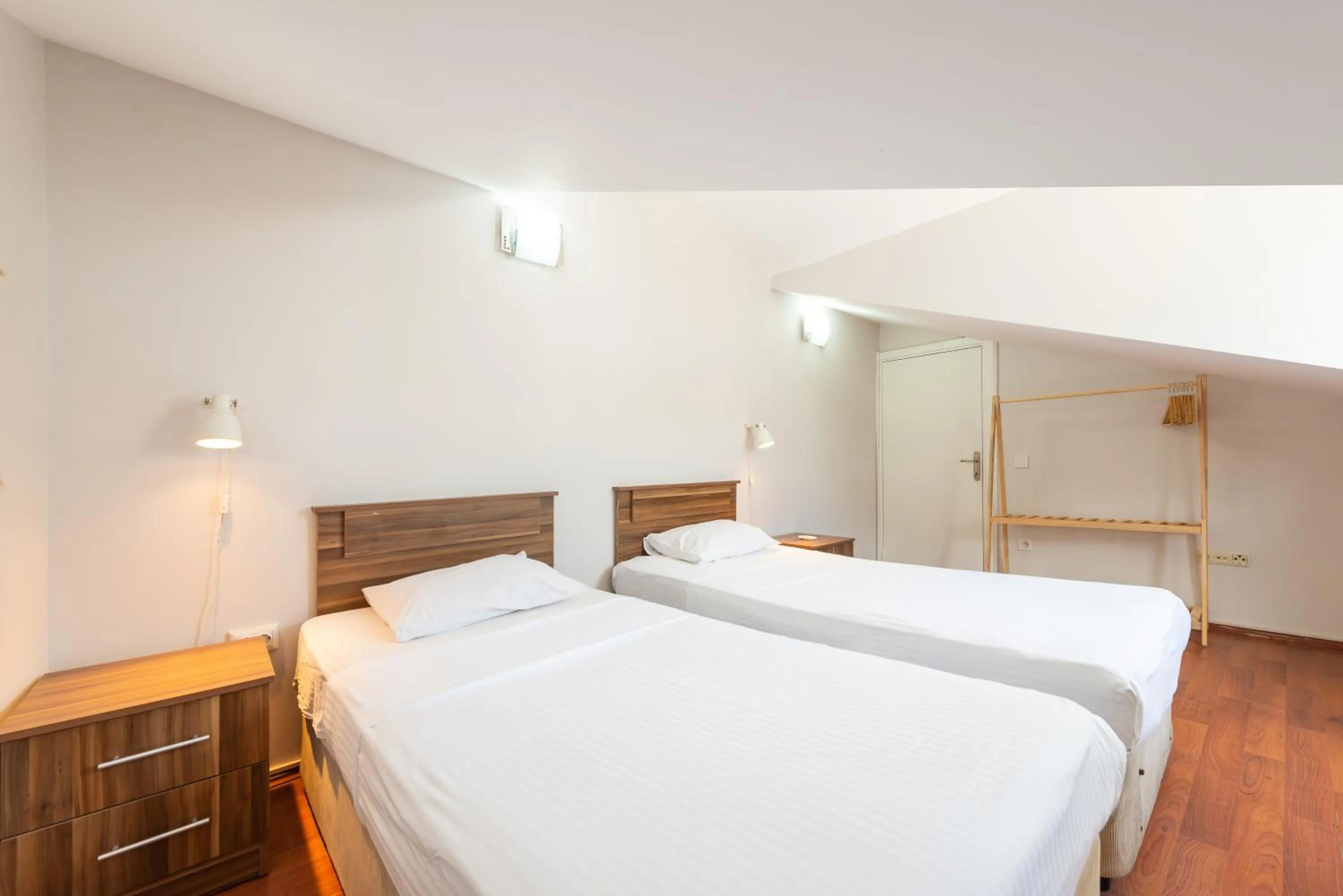 Photo of the whole room, Bed in Dualis Hotel