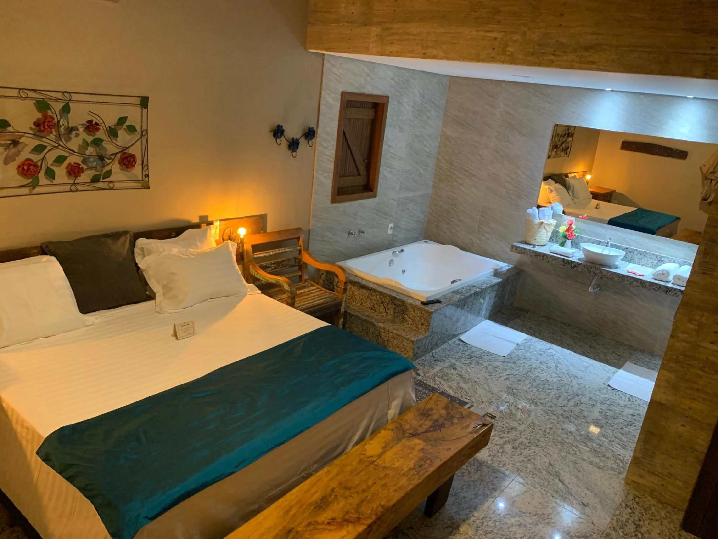 Hot Tub, Bed in Pousada Adega Cipo