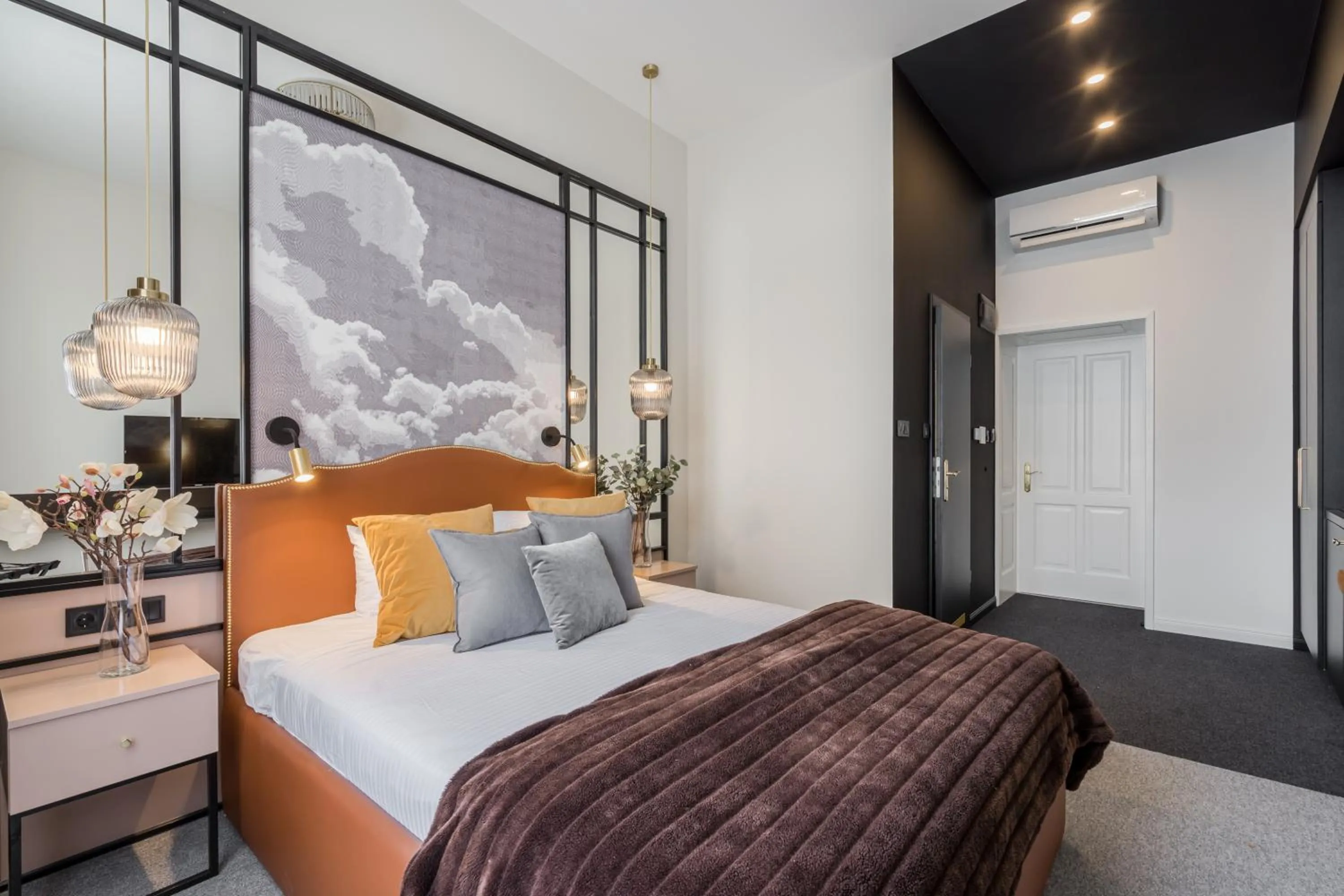 Bed in Astoria Boutique Suites- Best Location by BQA