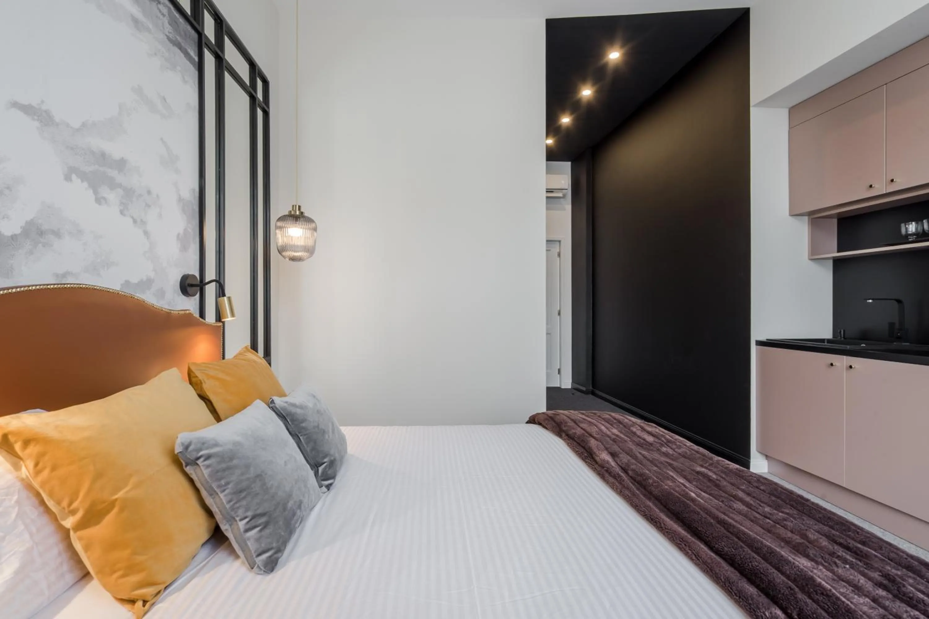 Bed in Astoria Boutique Suites- Best Location by BQA