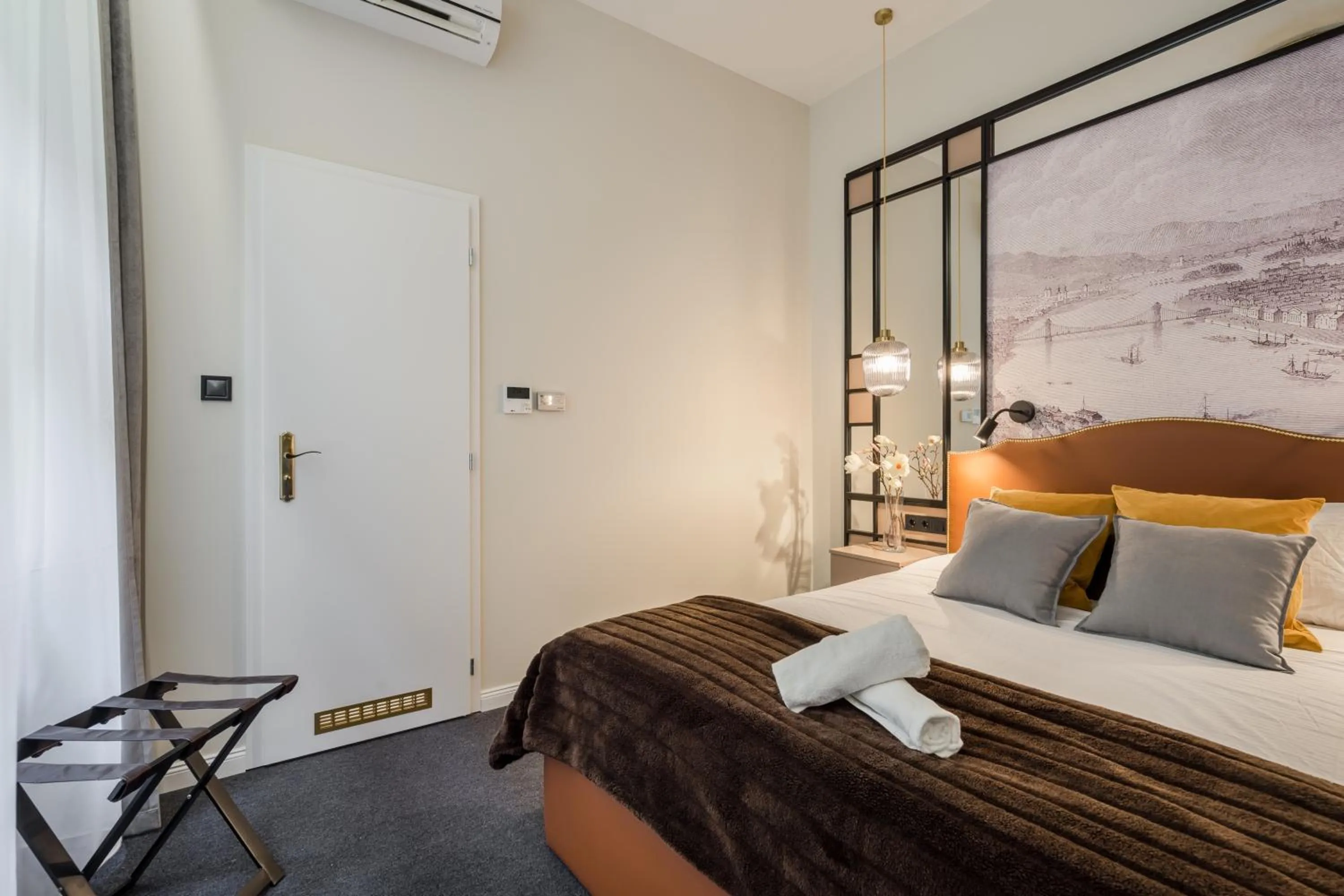 Bed in Astoria Boutique Suites- Best Location by BQA