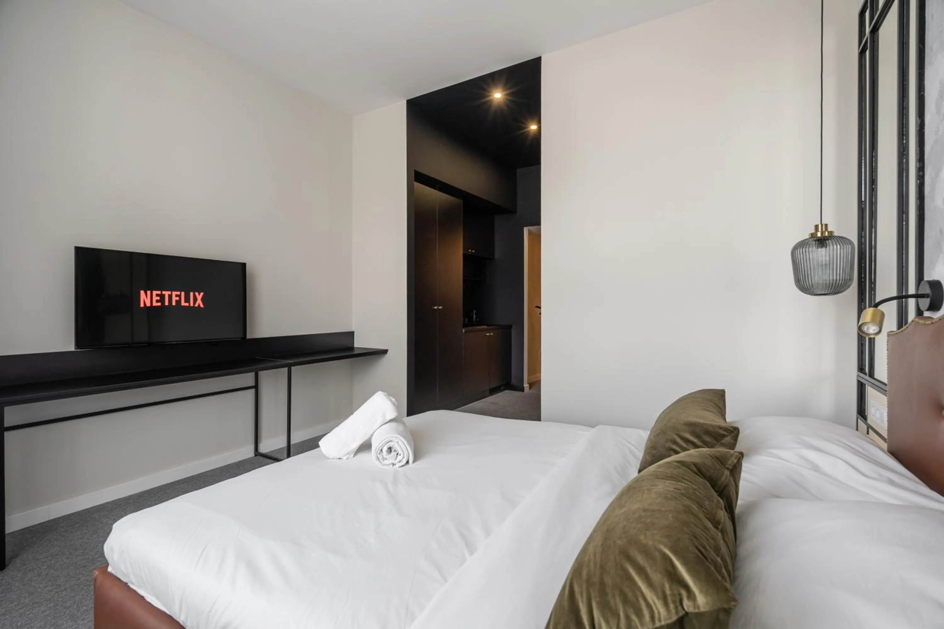 Bed in Astoria Boutique Suites- Best Location by BQA