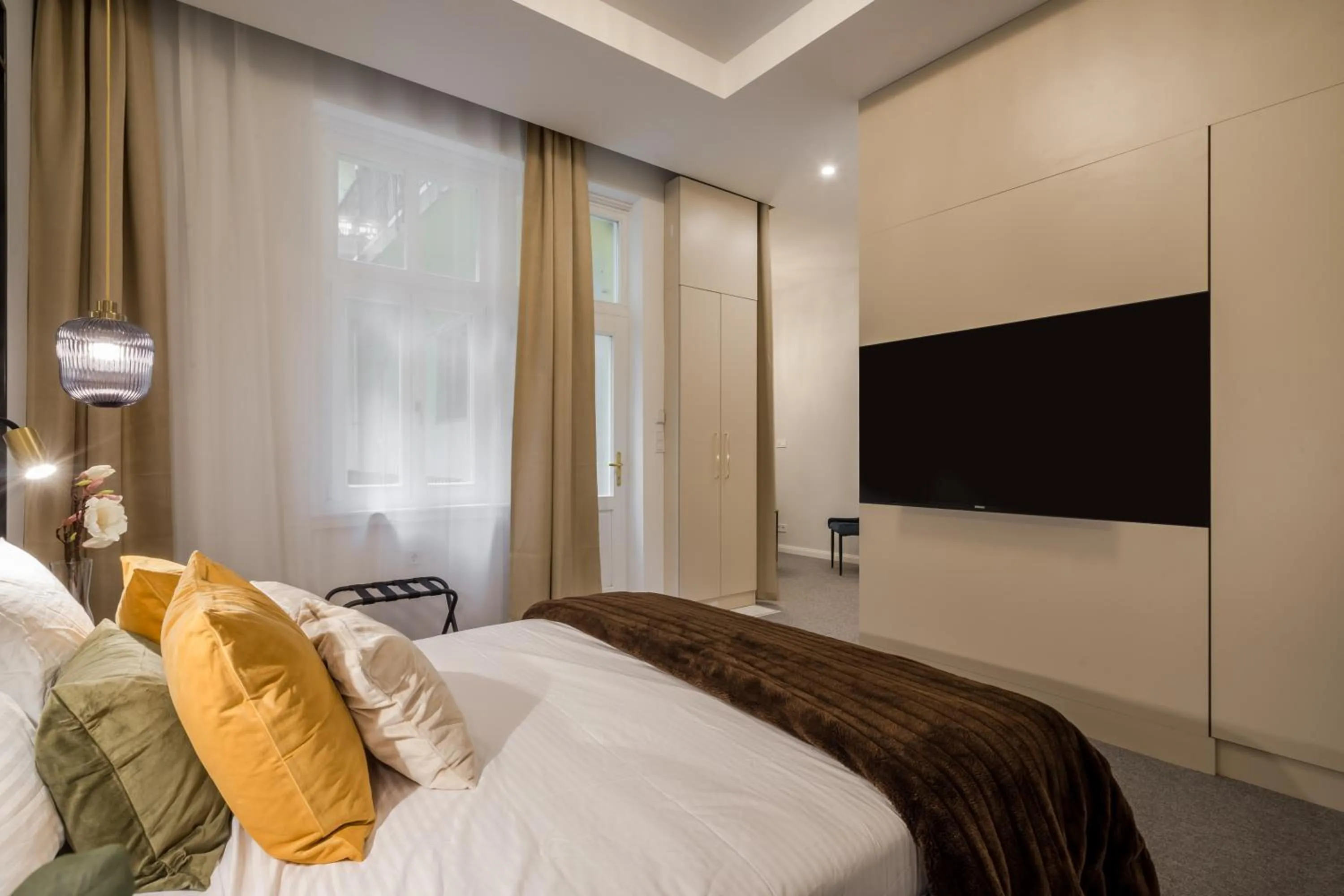 Bed in Astoria Boutique Suites- Best Location by BQA