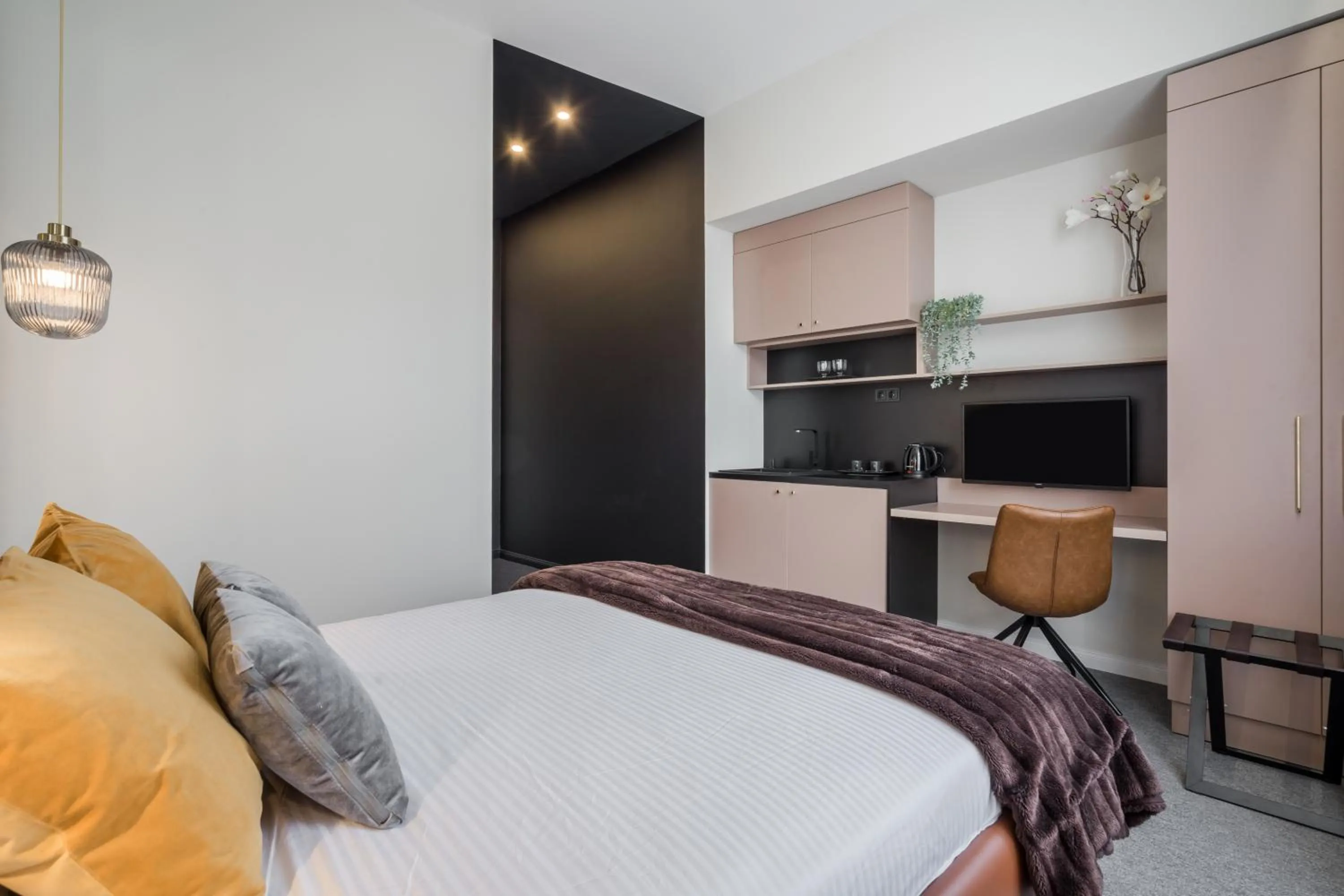 Bed in Astoria Boutique Suites- Best Location by BQA