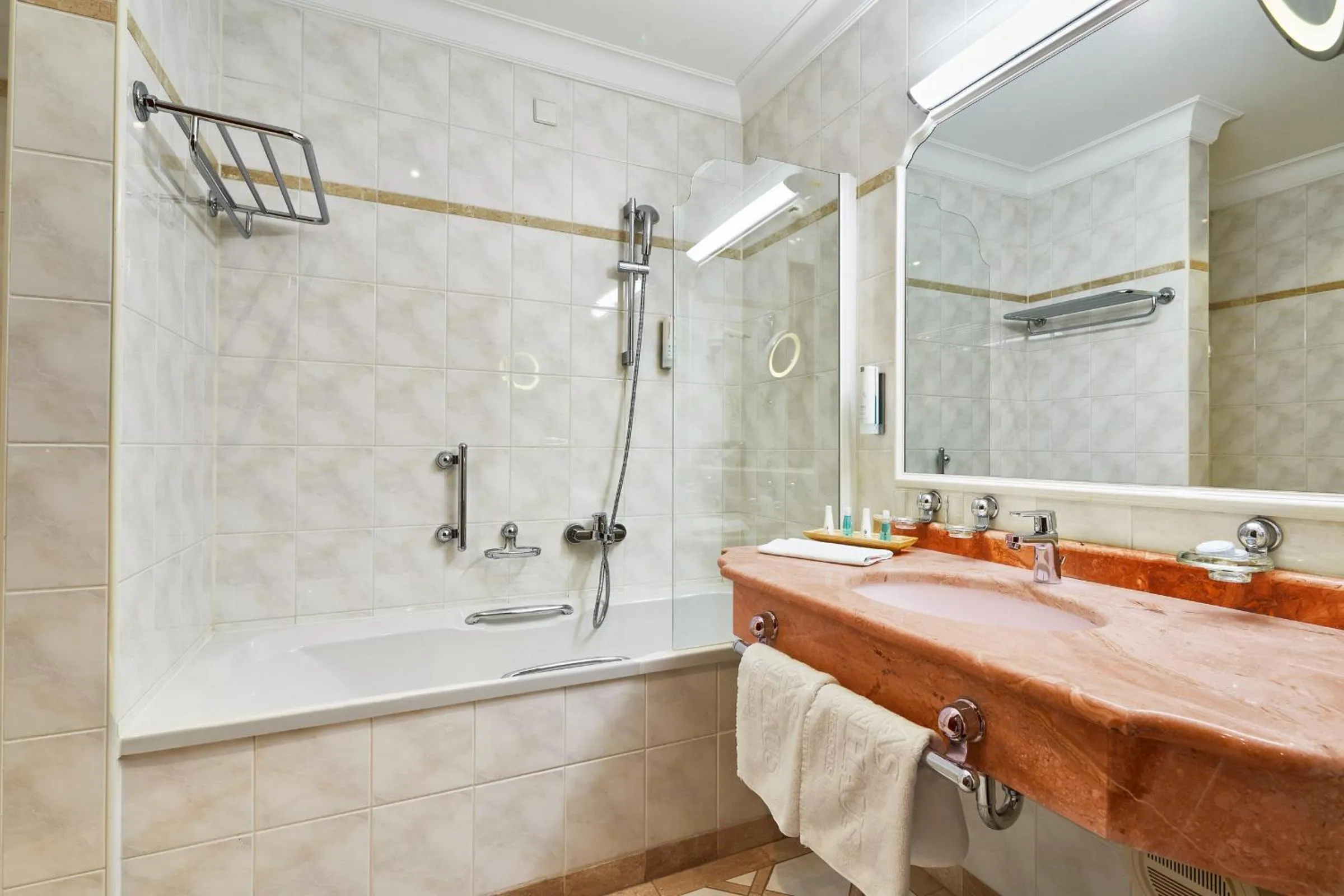 Shower in Das Alpenhaus Gasteinertal