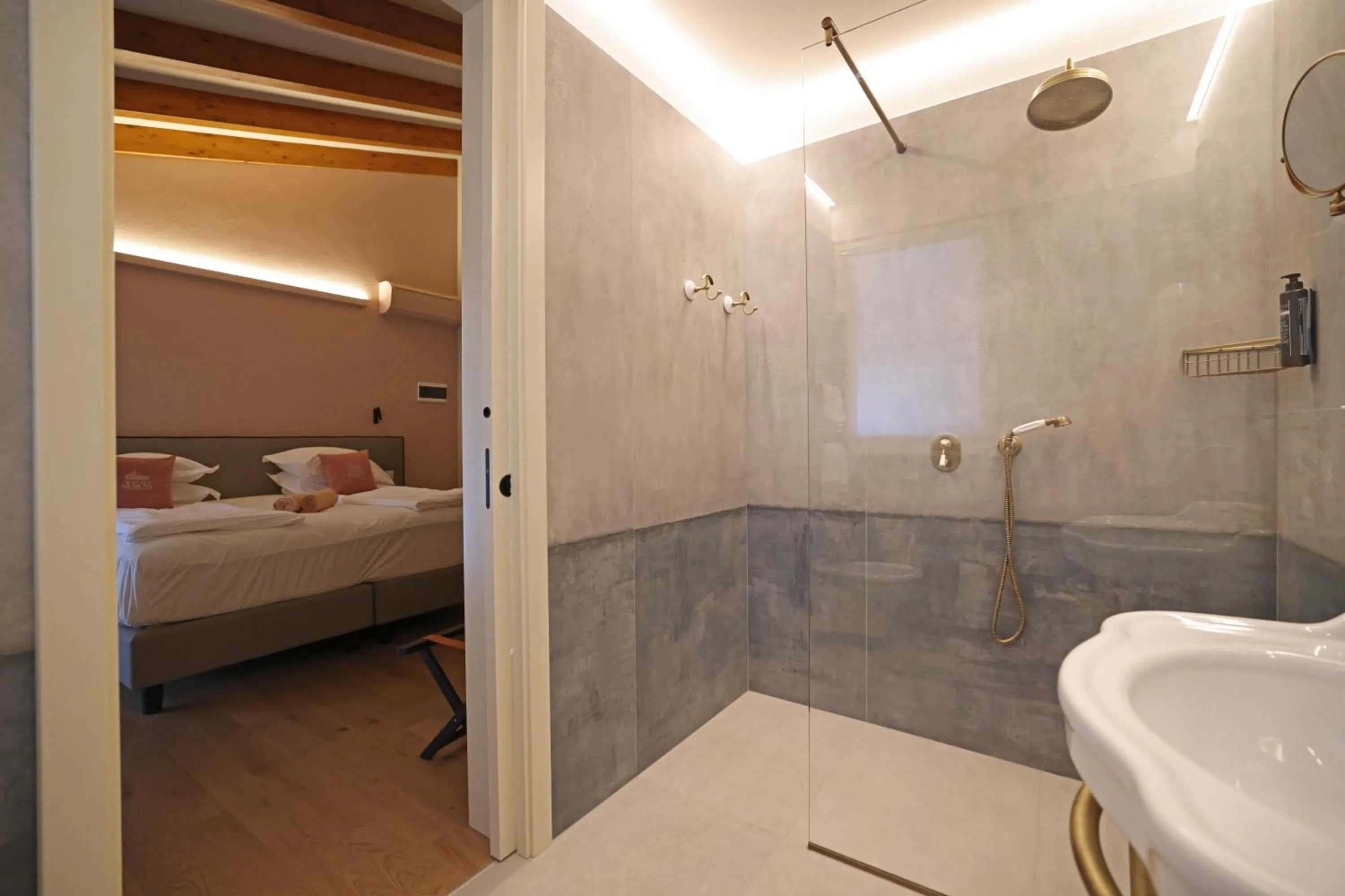Shower, Bed in Agriturismo Acetaia Sereni