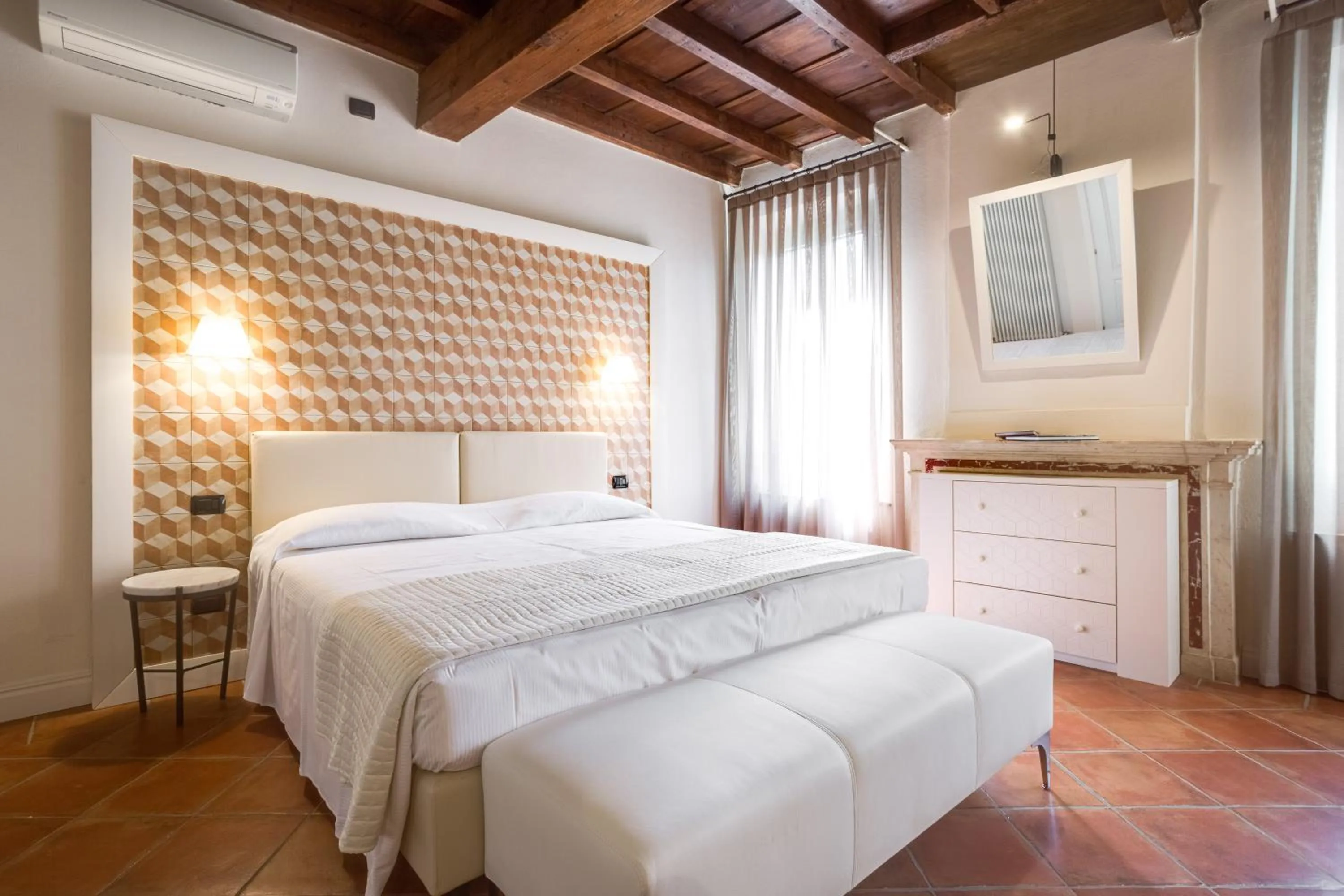 Photo of the whole room, Bed in Ferrara Rooms