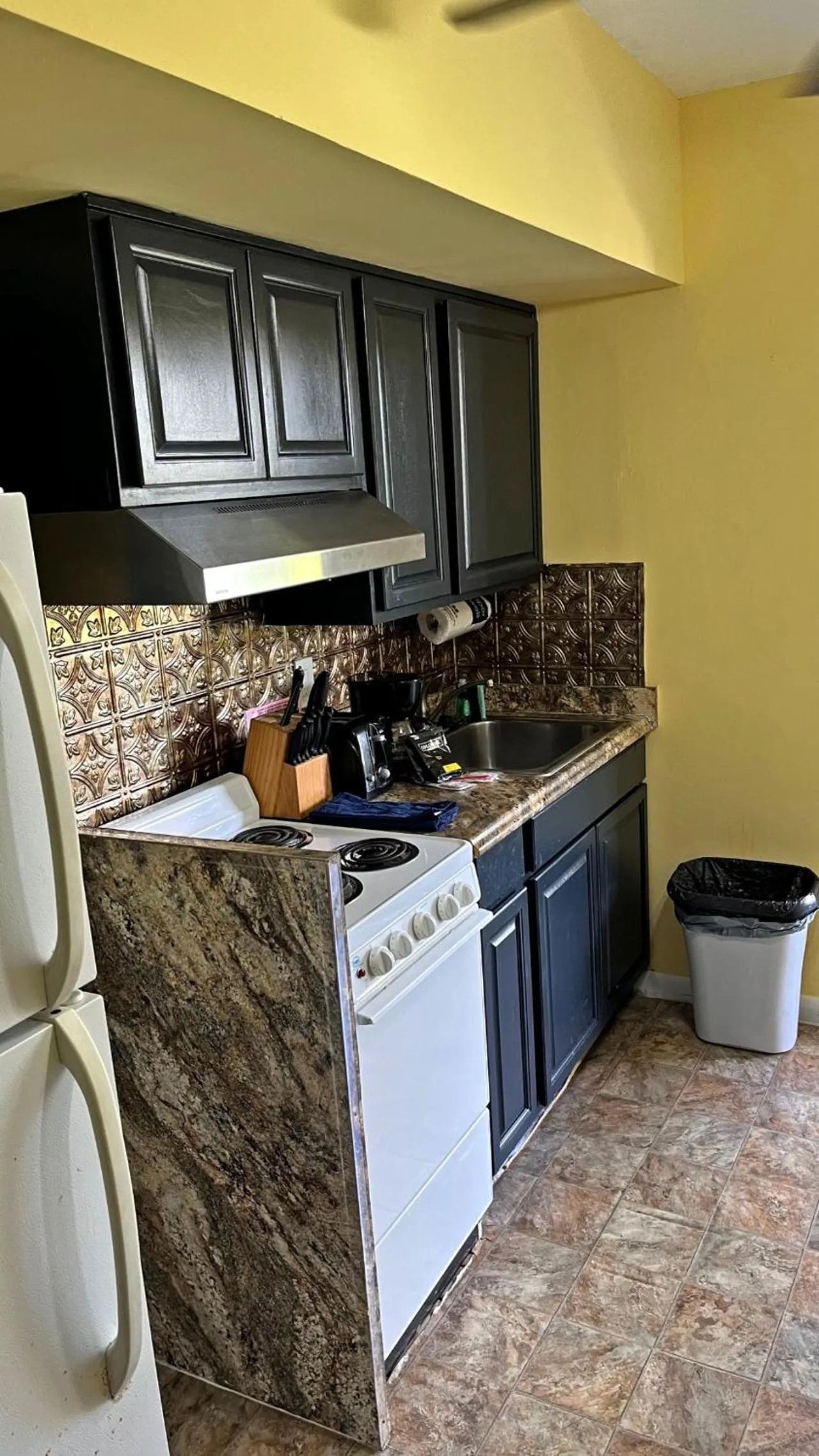 Kitchen or kitchenette in OCEANS 735 of DEERFIELD BEACH