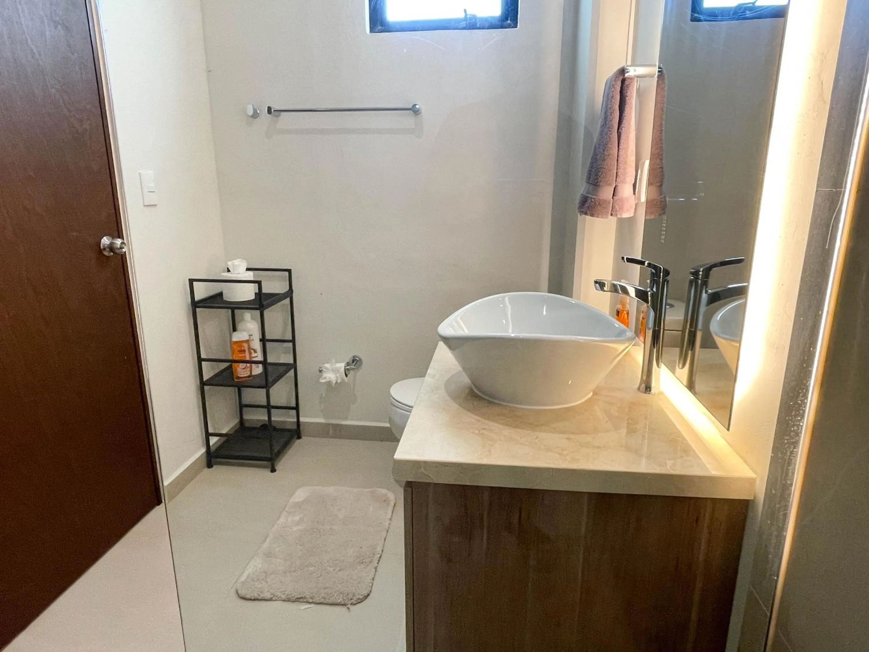 Bathroom in San Francisco by Andiani Travel