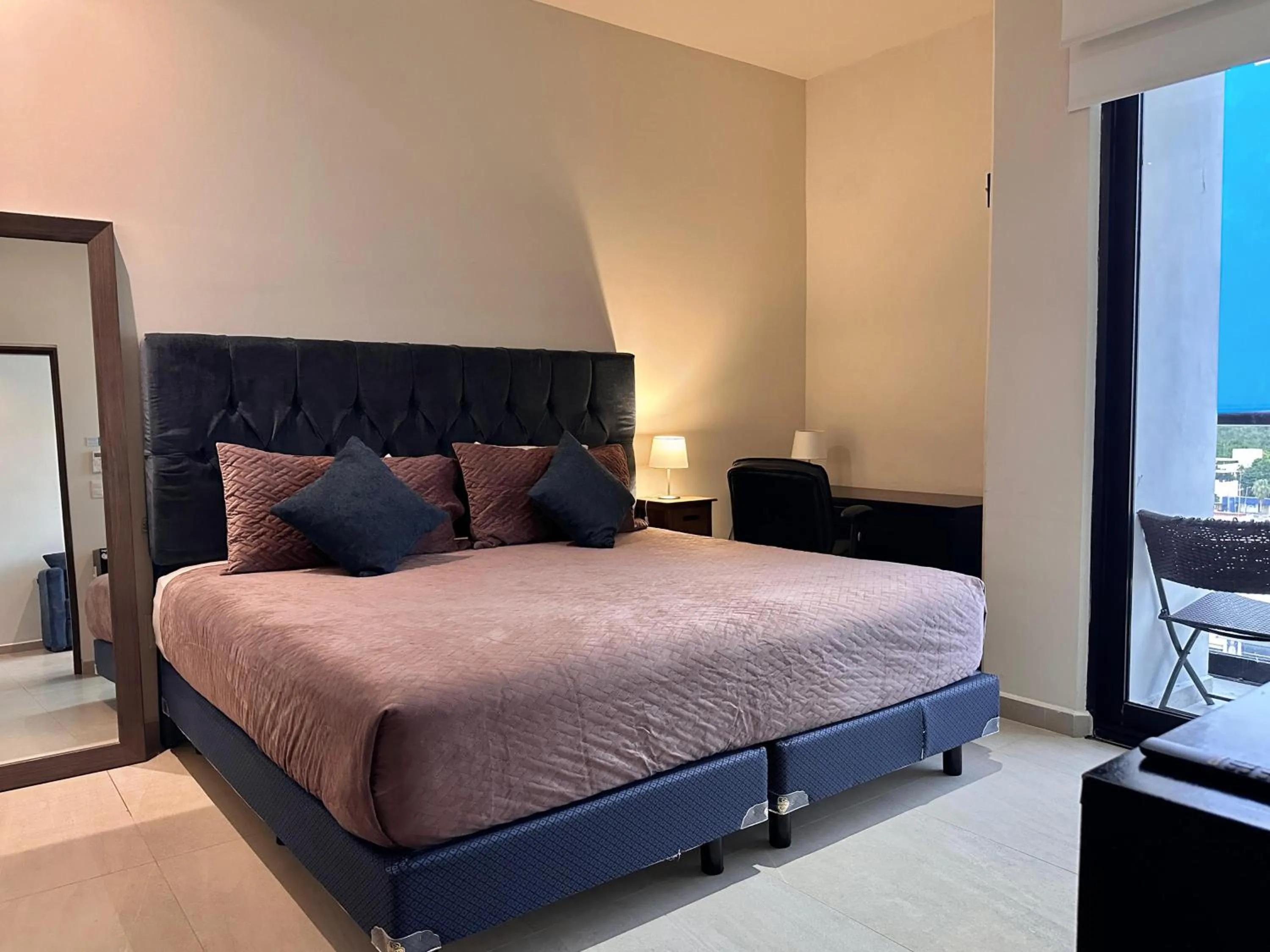 Bed in San Francisco by Andiani Travel