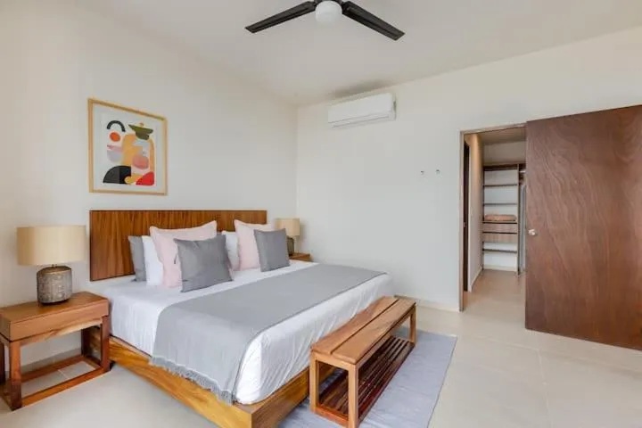 Bed in San Francisco by Andiani Travel