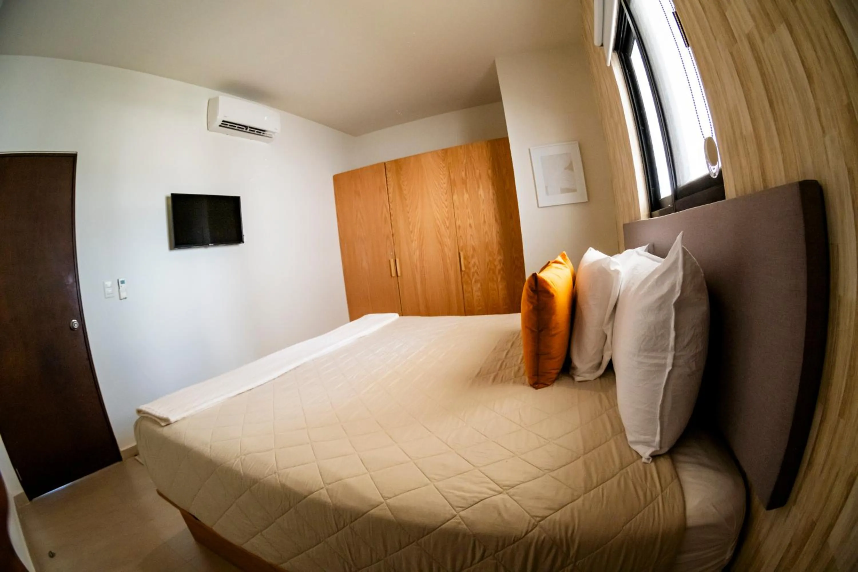 Bed in San Francisco by Andiani Travel