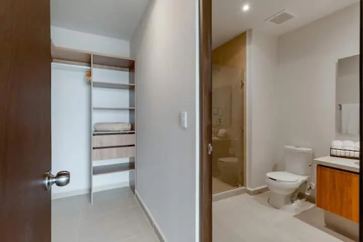 Shower in San Francisco by Andiani Travel