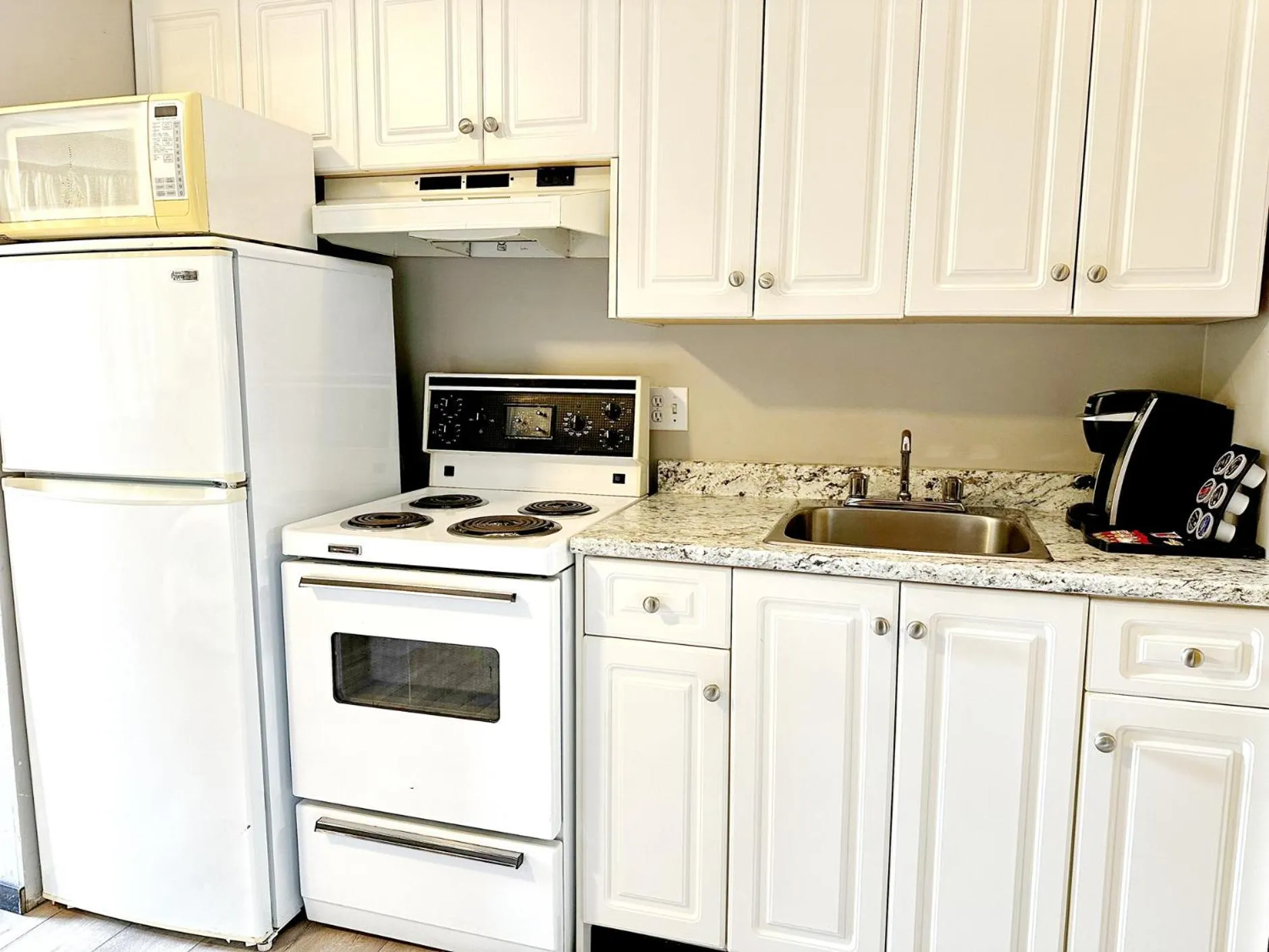 Kitchen or kitchenette in Duncan Motel