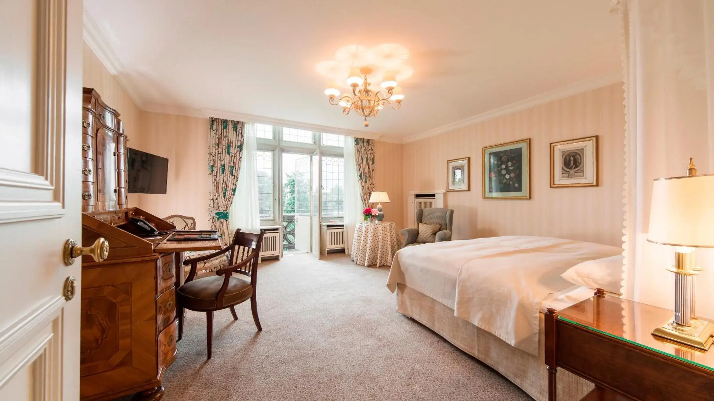 Castle Grand Balcony Room in Schlosshotel Kronberg - Hotel Frankfurt Castle Grand Balcony Room in Schlosshotel Kronberg - Hotel Frankfurt