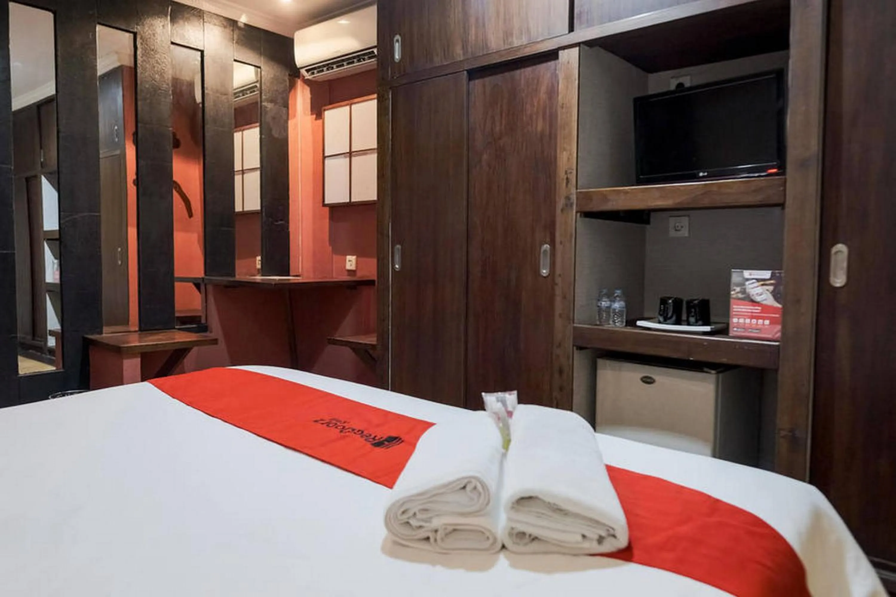 Bed in RedDoorz near Waterboom Lippo Cikarang