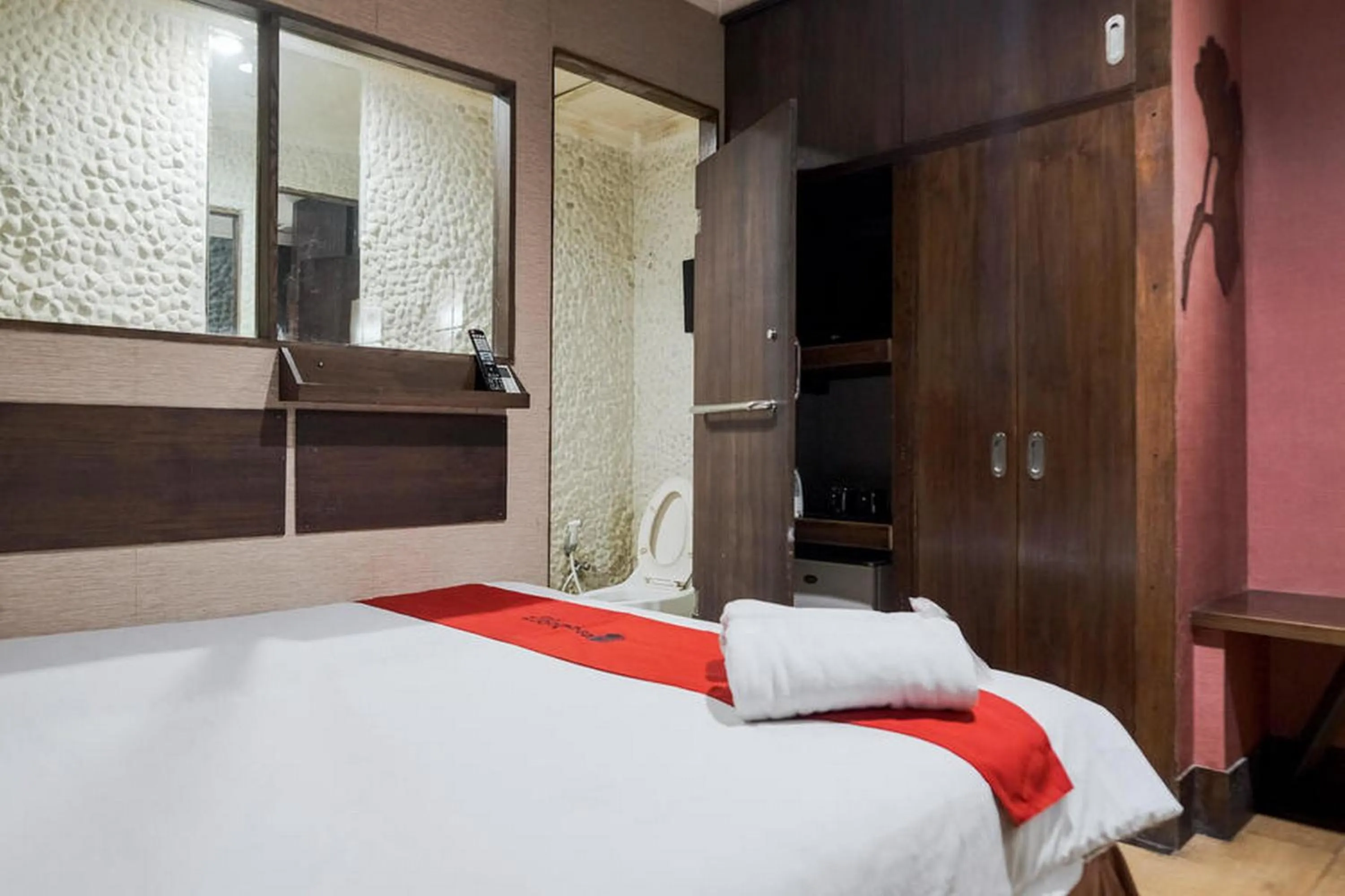 Bedroom, Bed in RedDoorz near Waterboom Lippo Cikarang