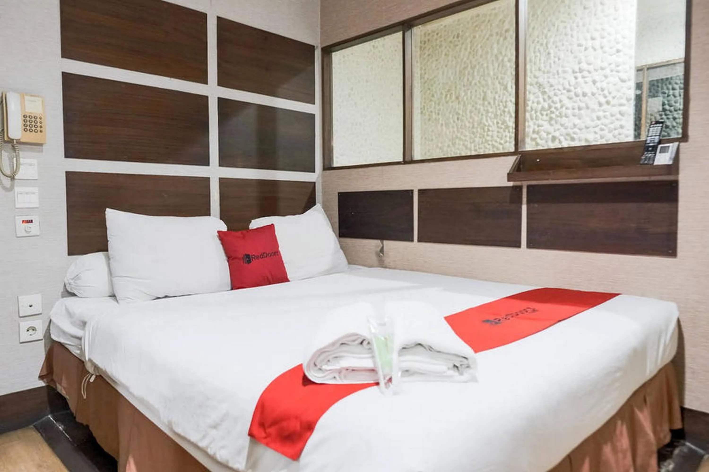 Bedroom, Bed in RedDoorz near Waterboom Lippo Cikarang