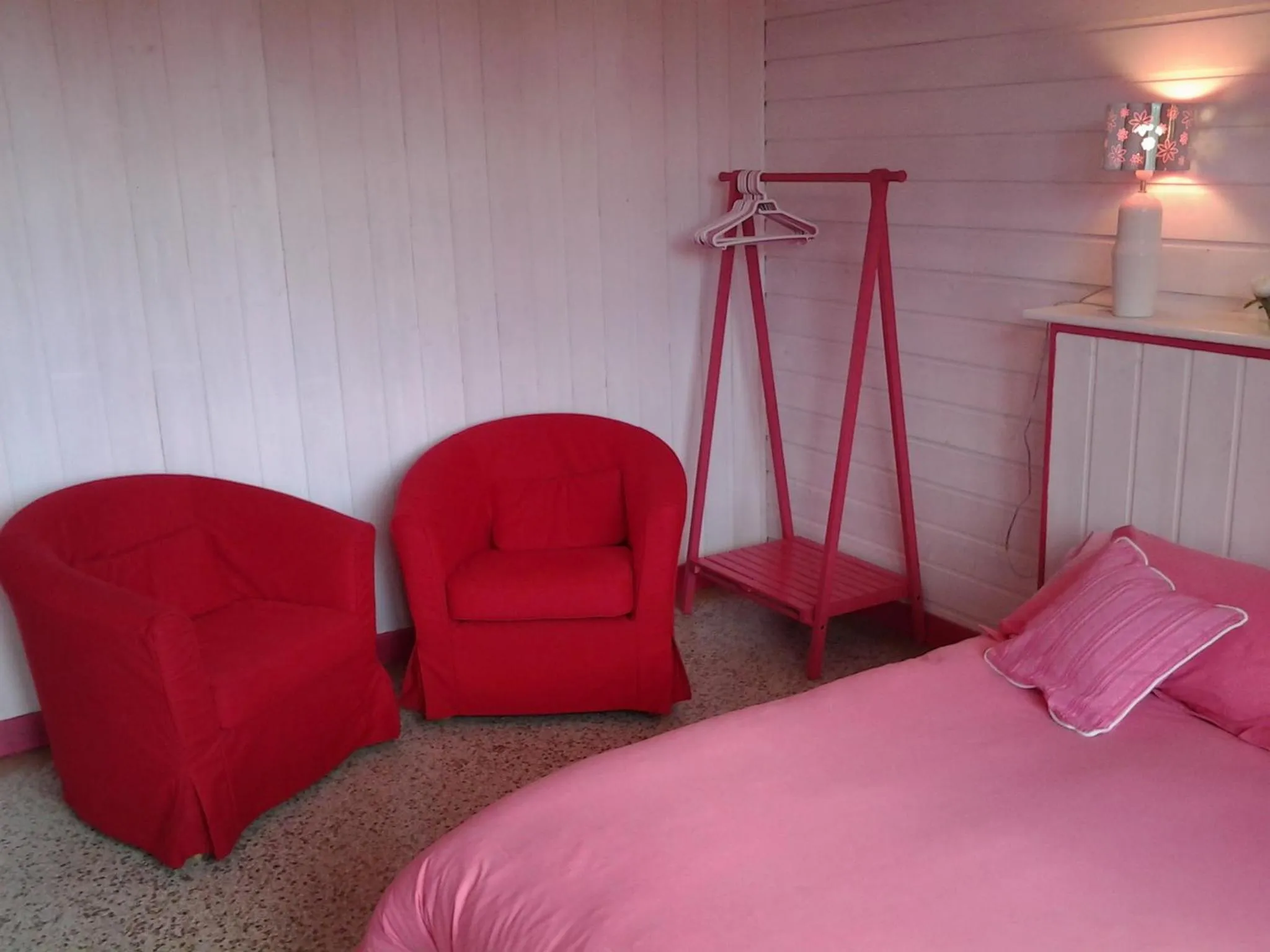 Photo of the whole room in Forest Farm