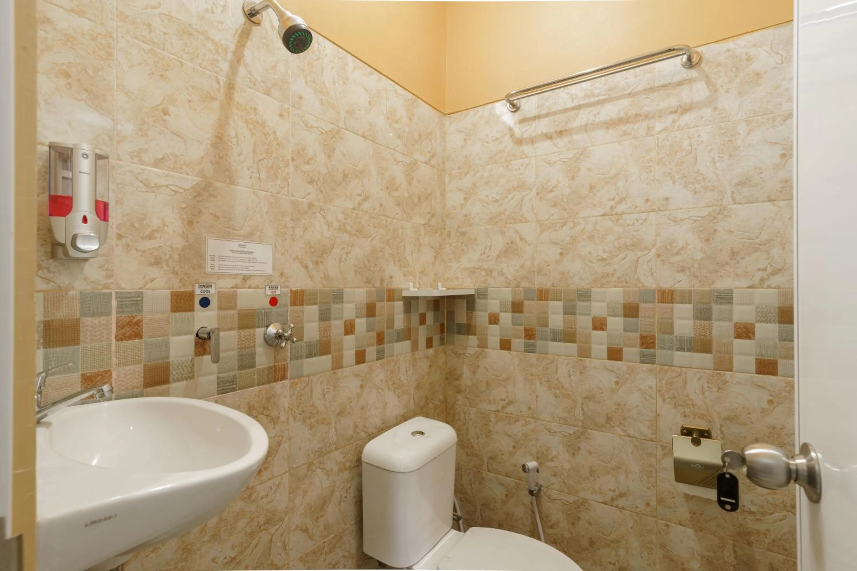 Bathroom in Fast Hous Syariah Bogor Mitra RedDoorz