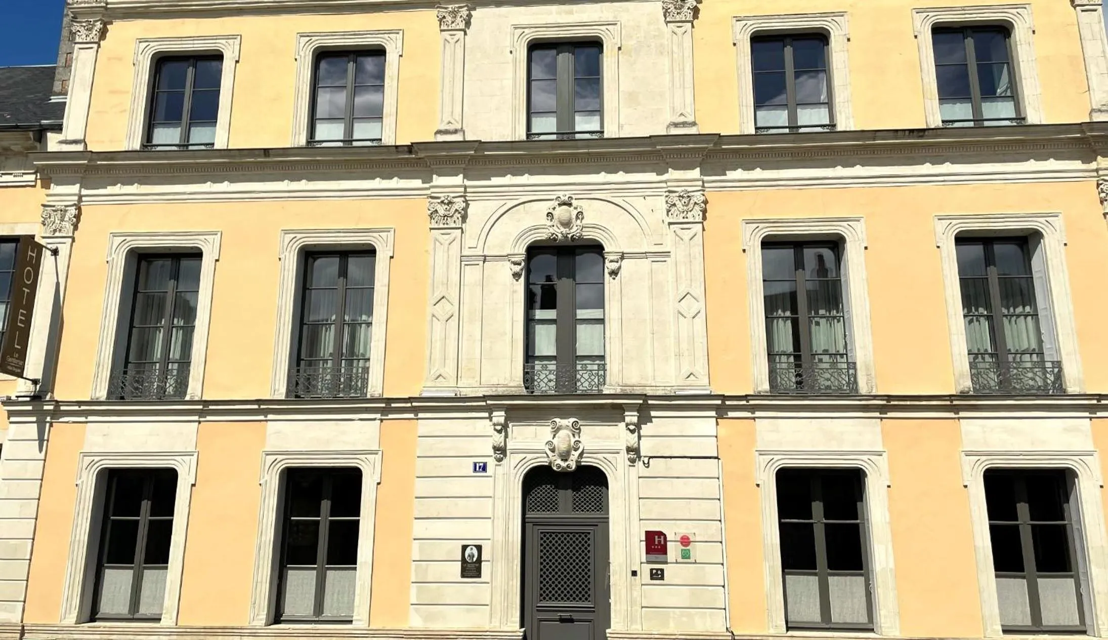 Facade/entrance in Hôtel Le Gentleman