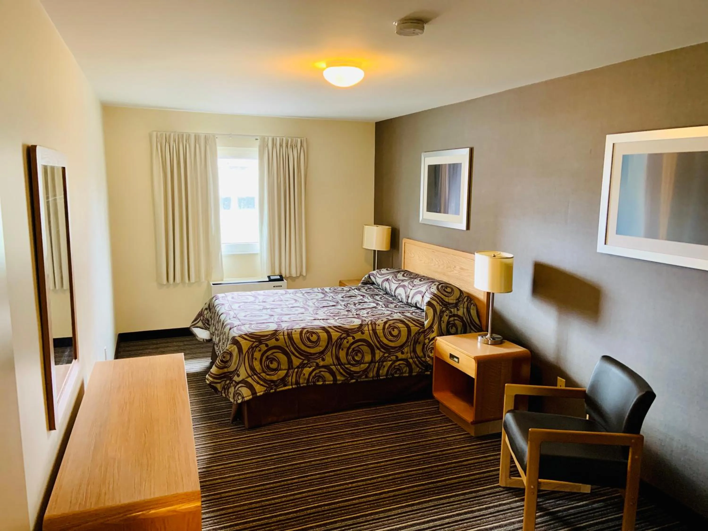 Photo of the whole room, Bed in Green Acres Motel