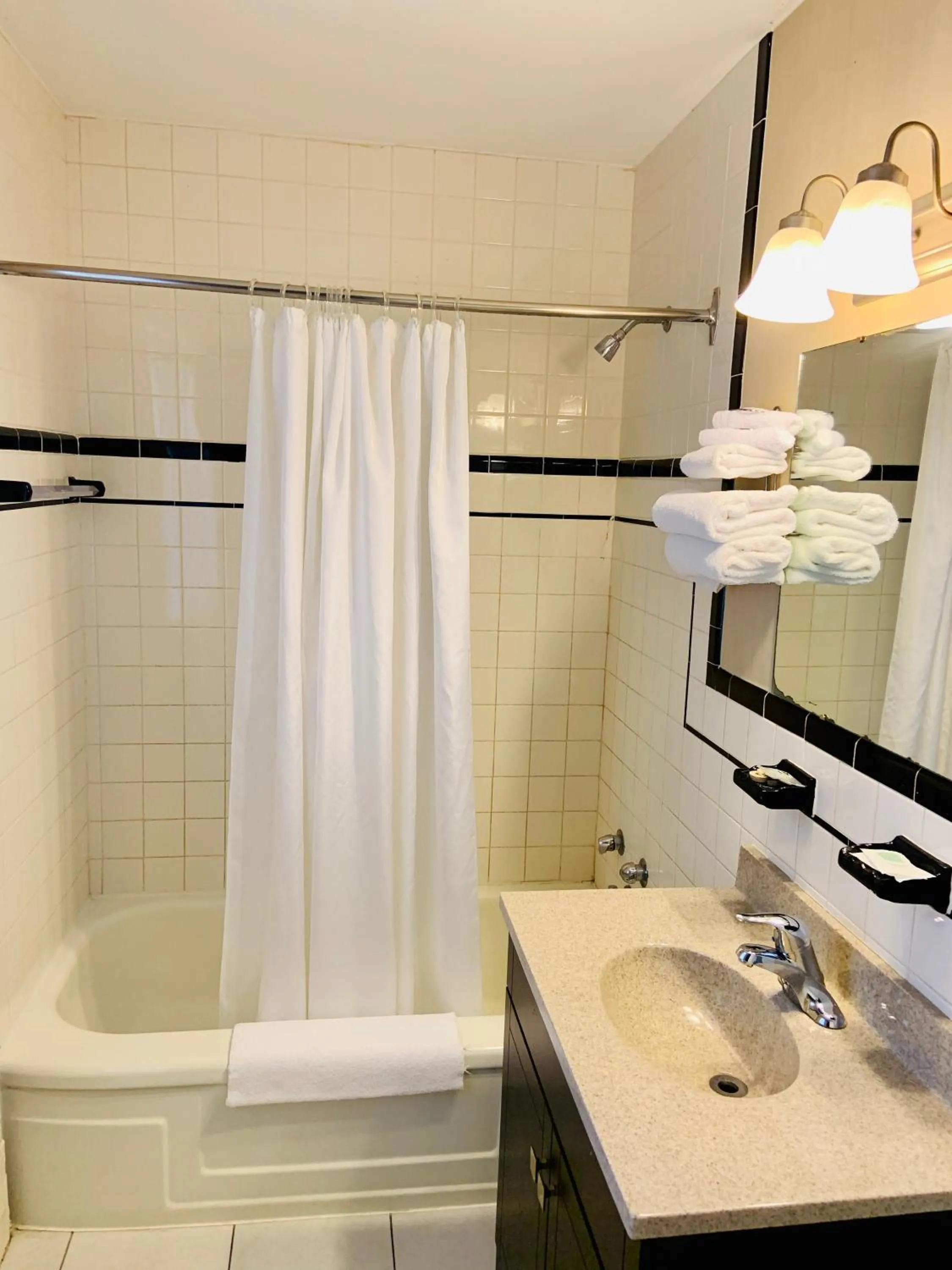 Bathroom in Green Acres Motel