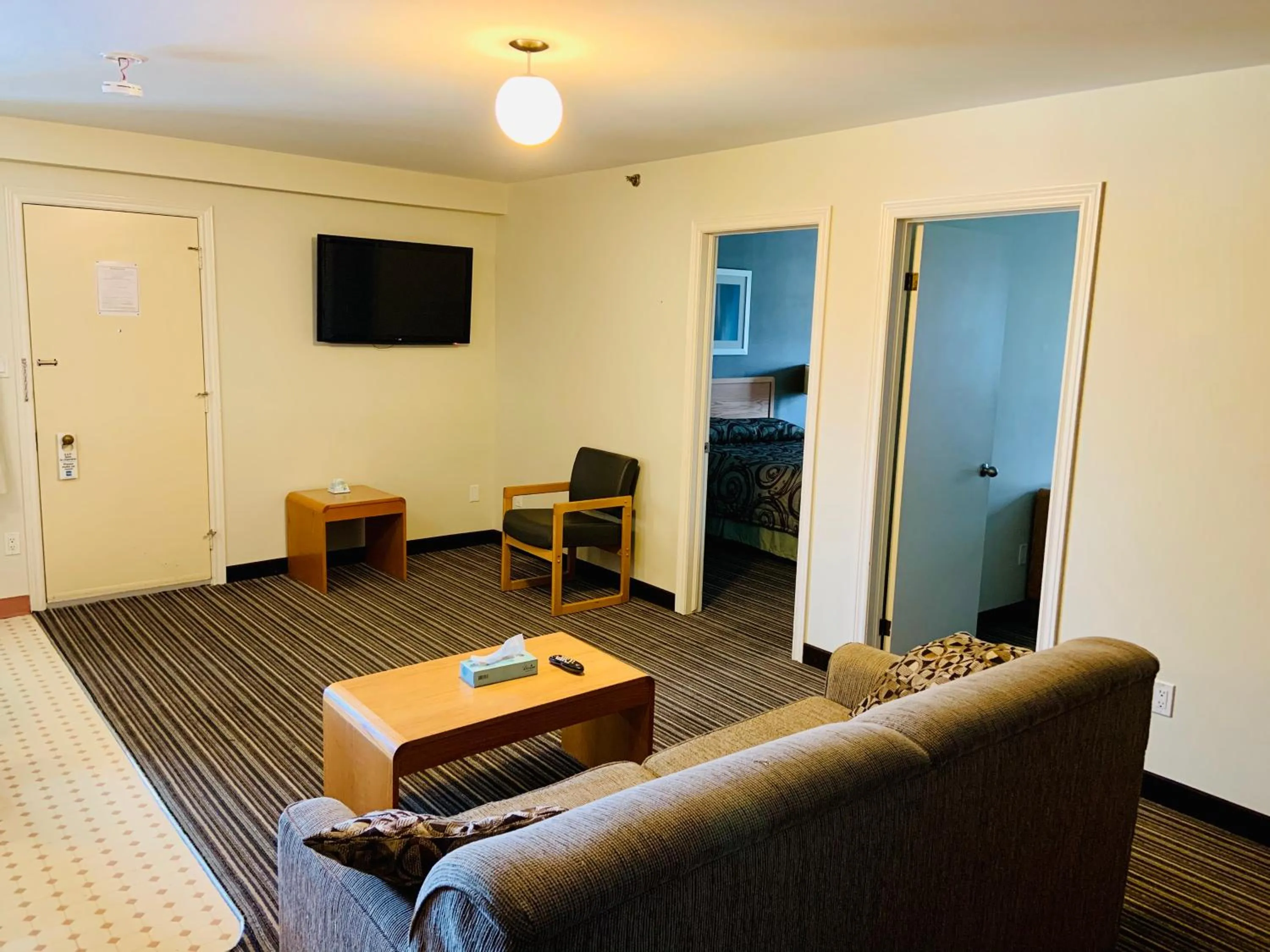 TV and multimedia in Green Acres Motel