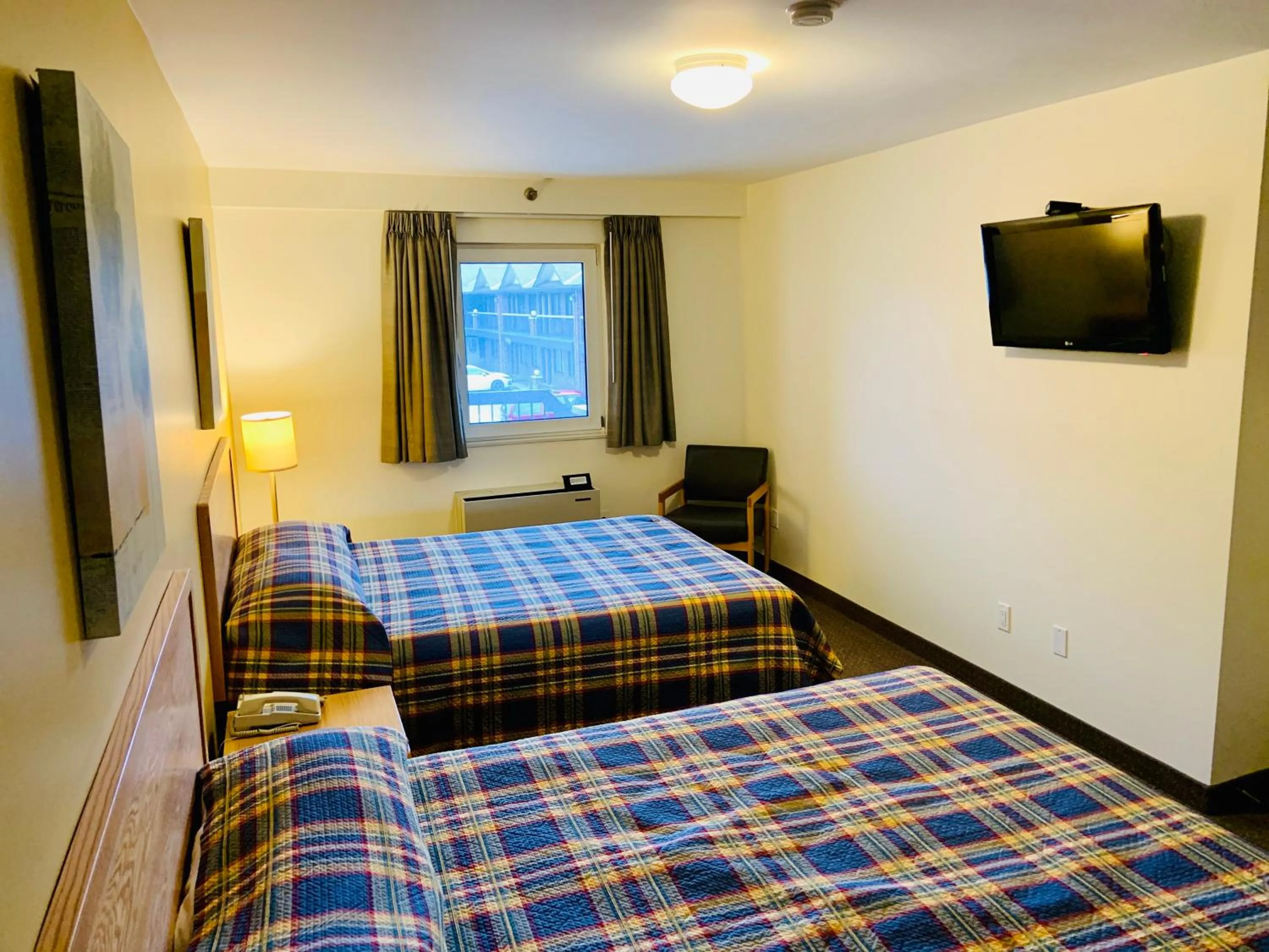 Bedroom, Bed in Green Acres Motel