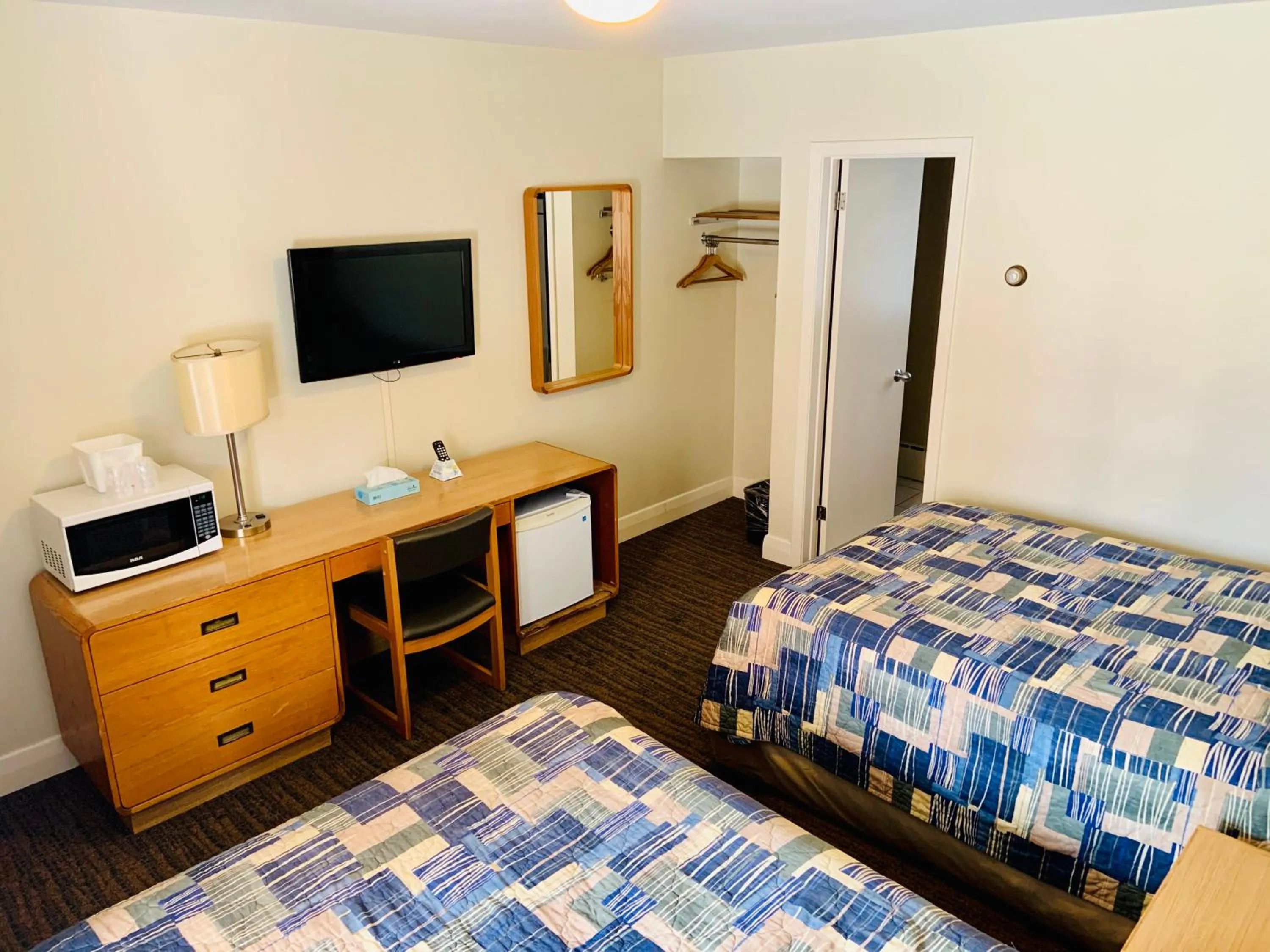 Bedroom, Bed in Green Acres Motel