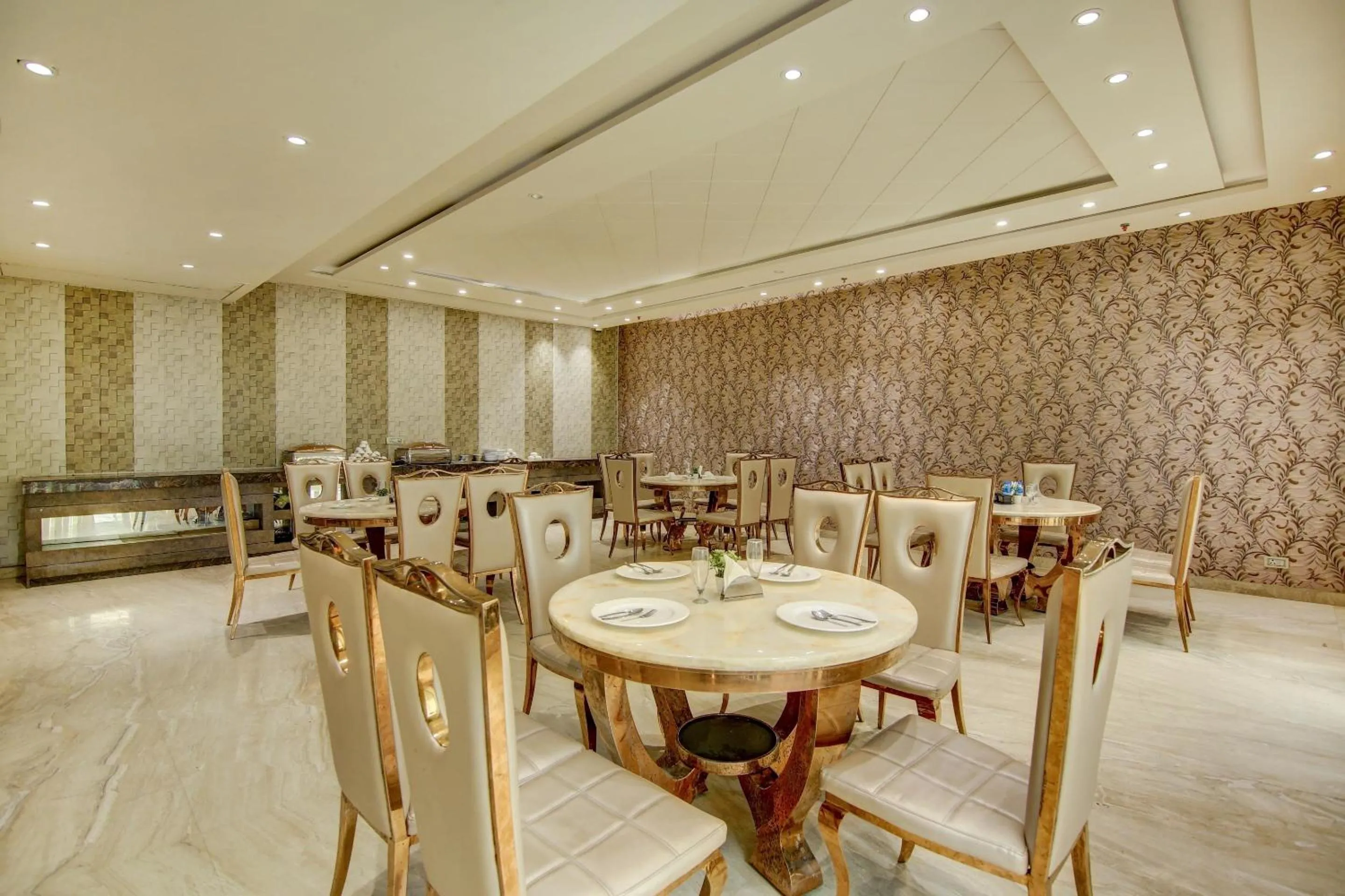 Restaurant/places to eat in Super Townhouse OAK Hotel C Pearls