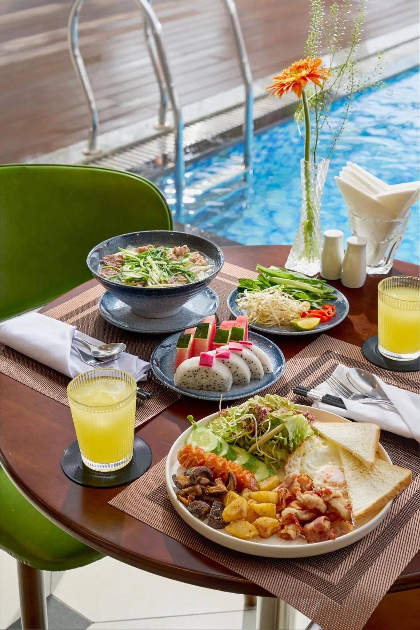 Restaurant/places to eat in Record Hotel