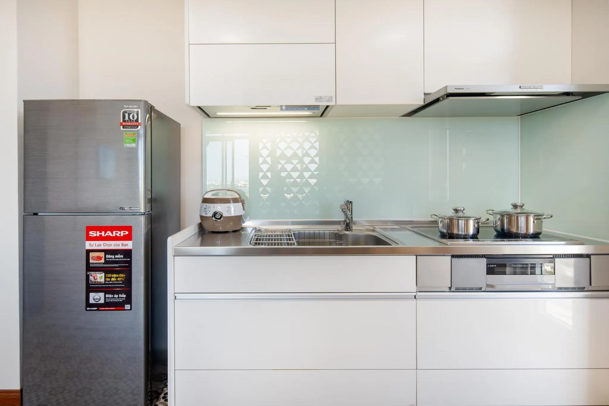 Communal kitchen in Lamanga Hotel & Suites