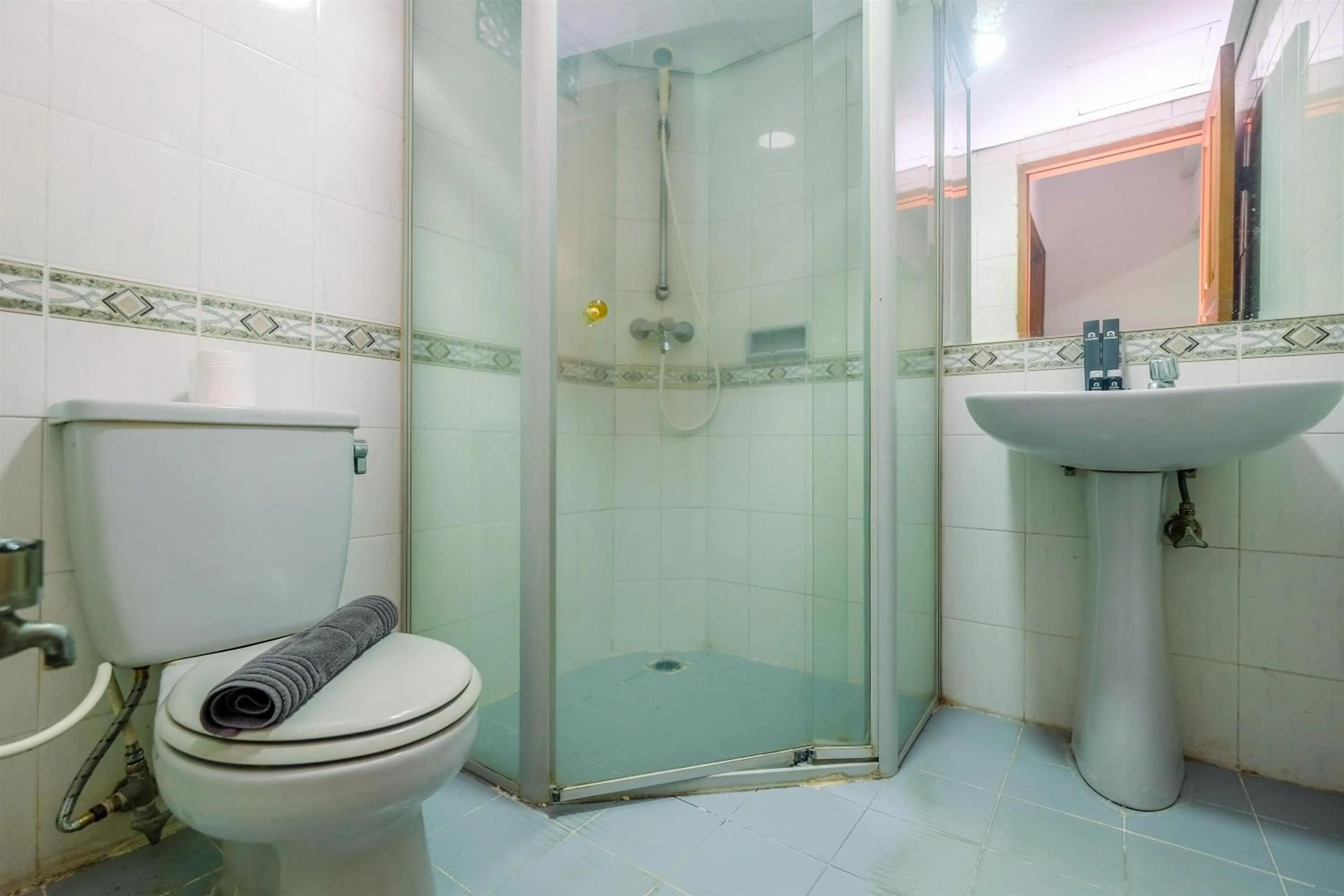 Bathroom in Spacious and Strategic 3BR Kondominium Juanda Apartment By Travelio