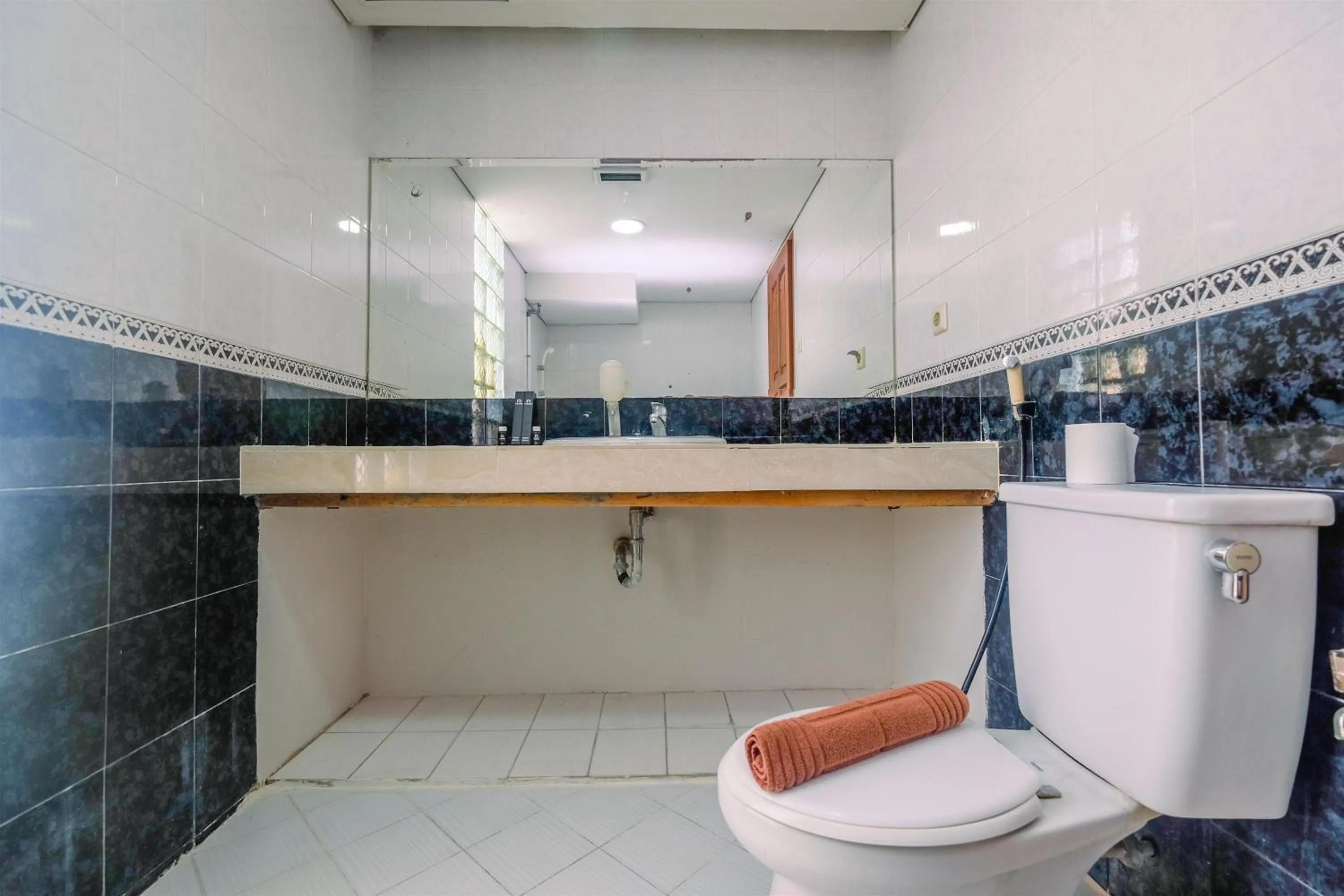 Spacious and Strategic 3BR Kondominium Juanda Apartment By Travelio