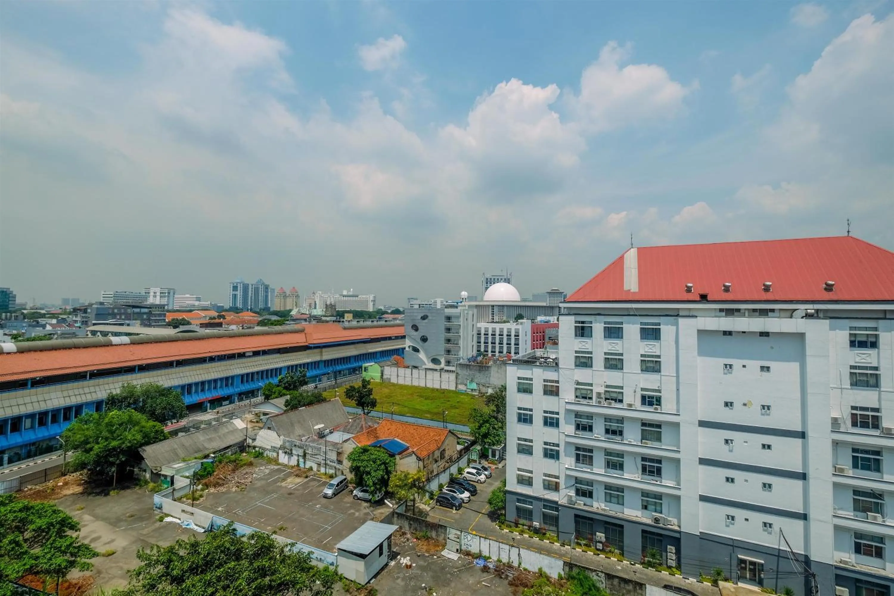 Spacious and Strategic 3BR Kondominium Juanda Apartment By Travelio