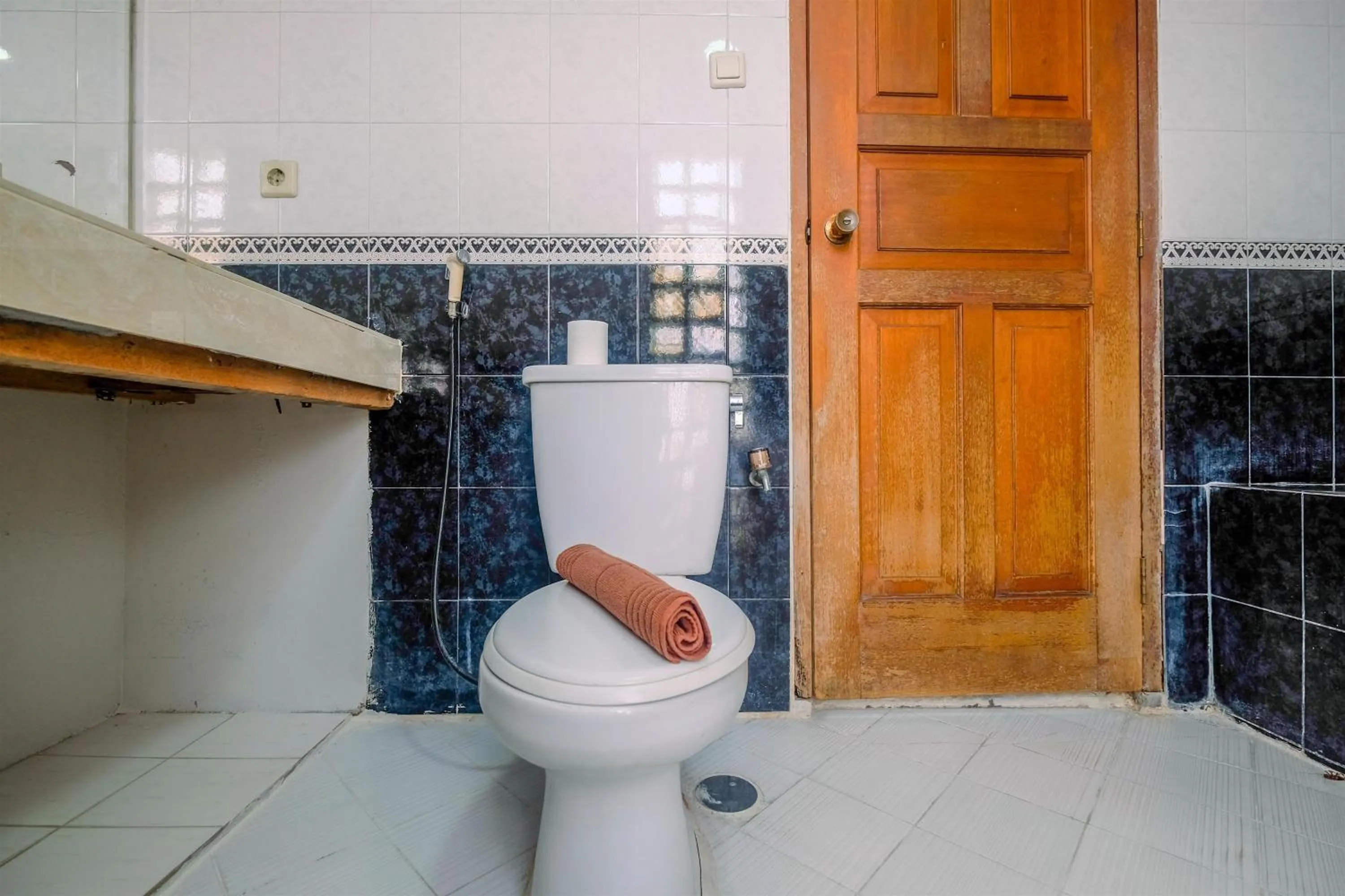 Spacious and Strategic 3BR Kondominium Juanda Apartment By Travelio