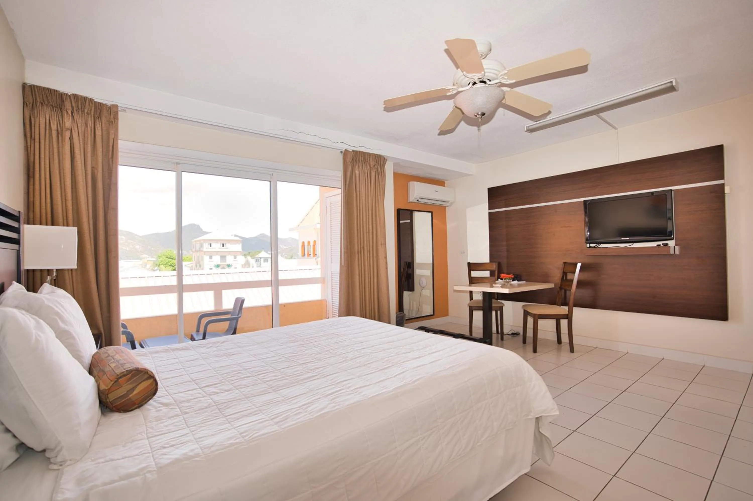Photo of the whole room, Bed in Horizon View Beach Hotel