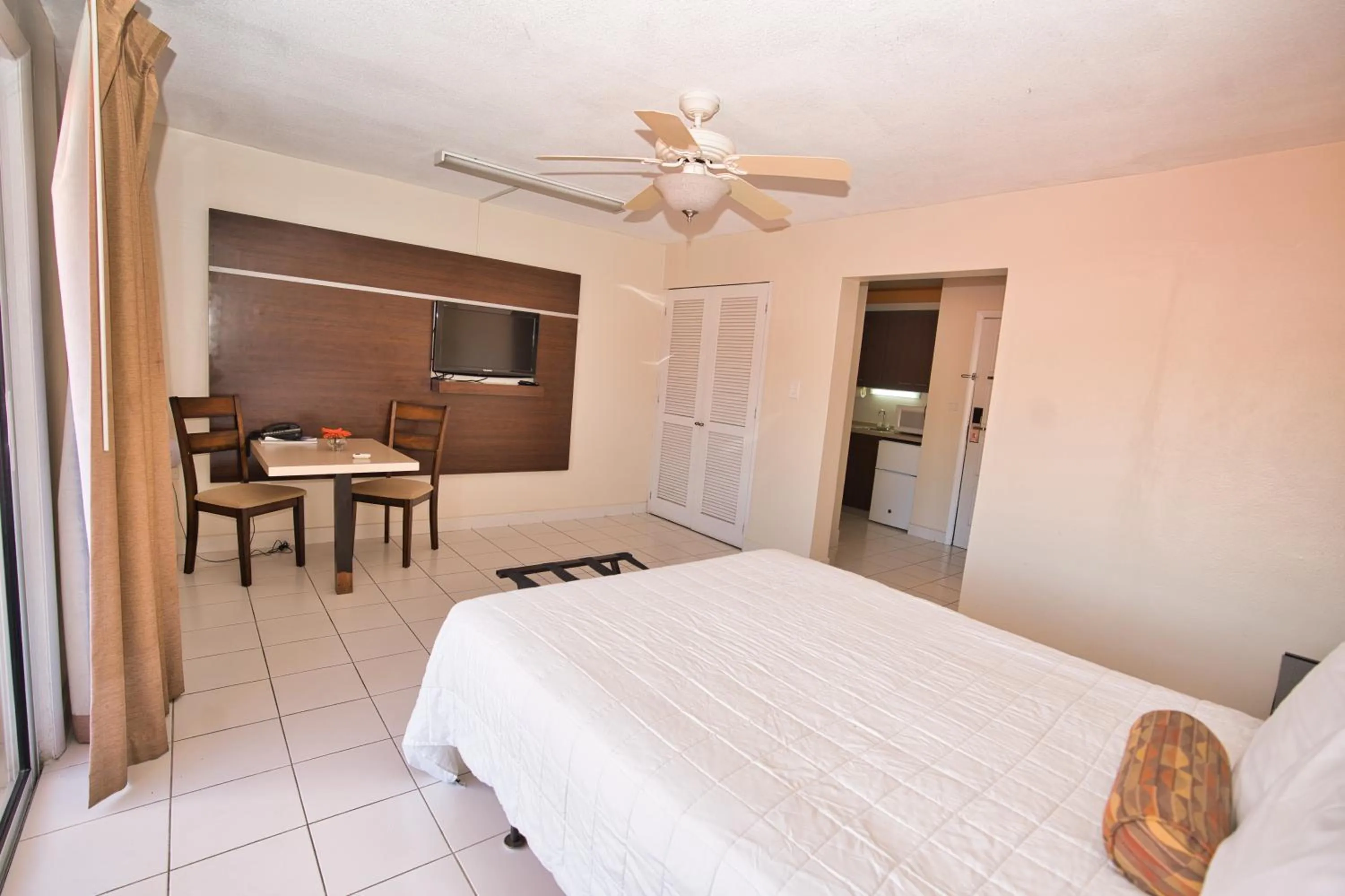 Photo of the whole room, Bed in Horizon View Beach Hotel