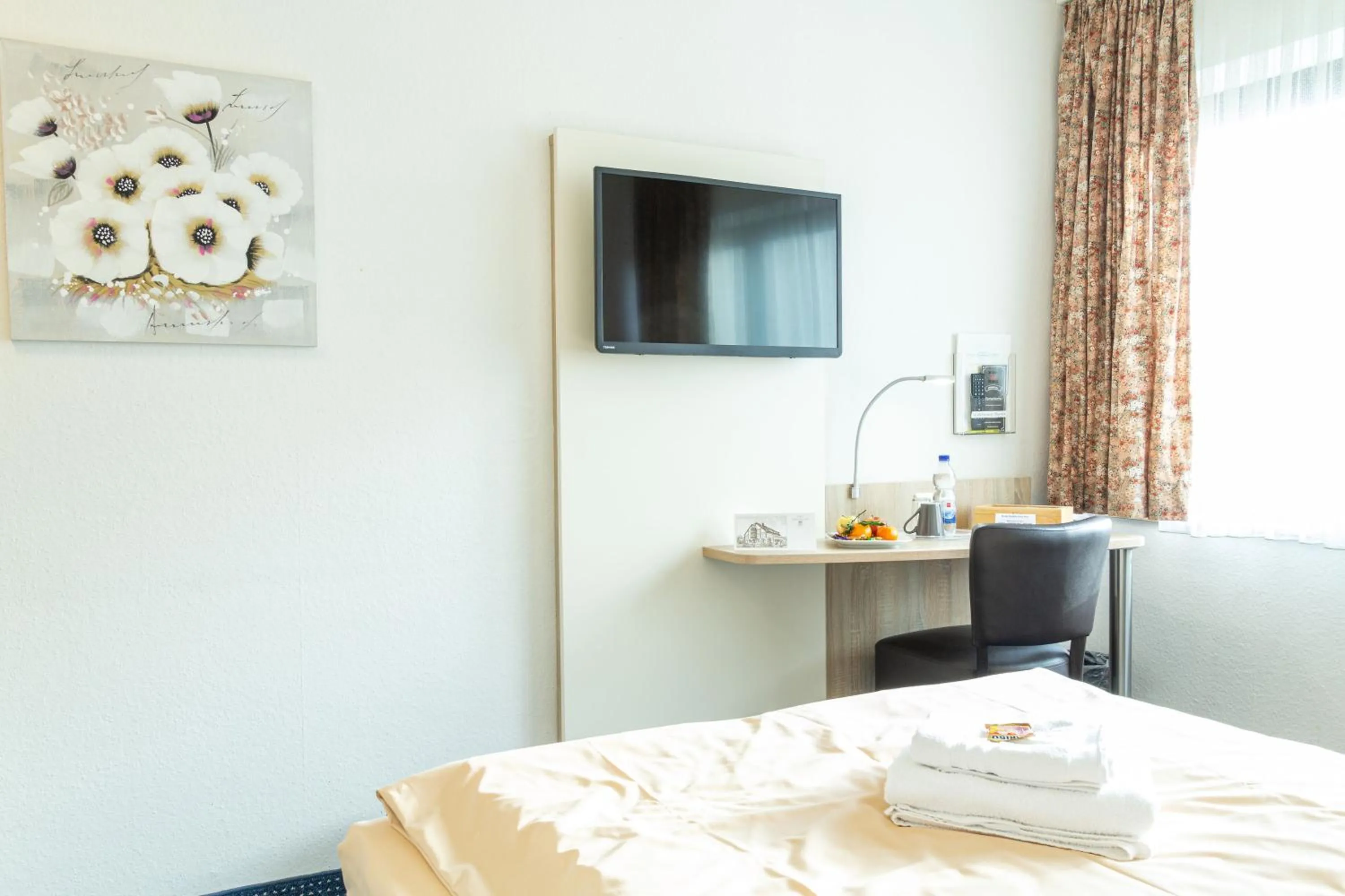 Photo of the whole room, Bed in Hotel Kelkheimer Hof