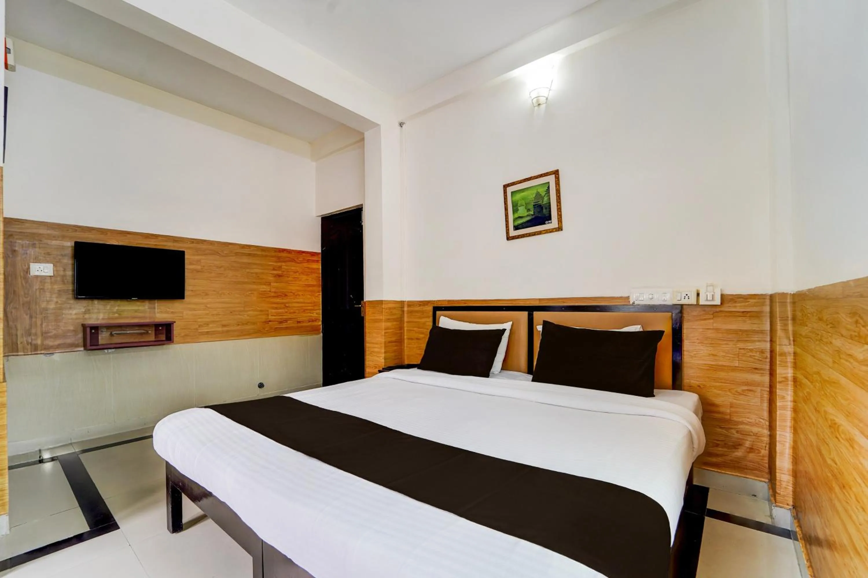 Bedroom, Bed in Hotel O Kollamkudimughal Kakkanad Formerly Diamond Inn