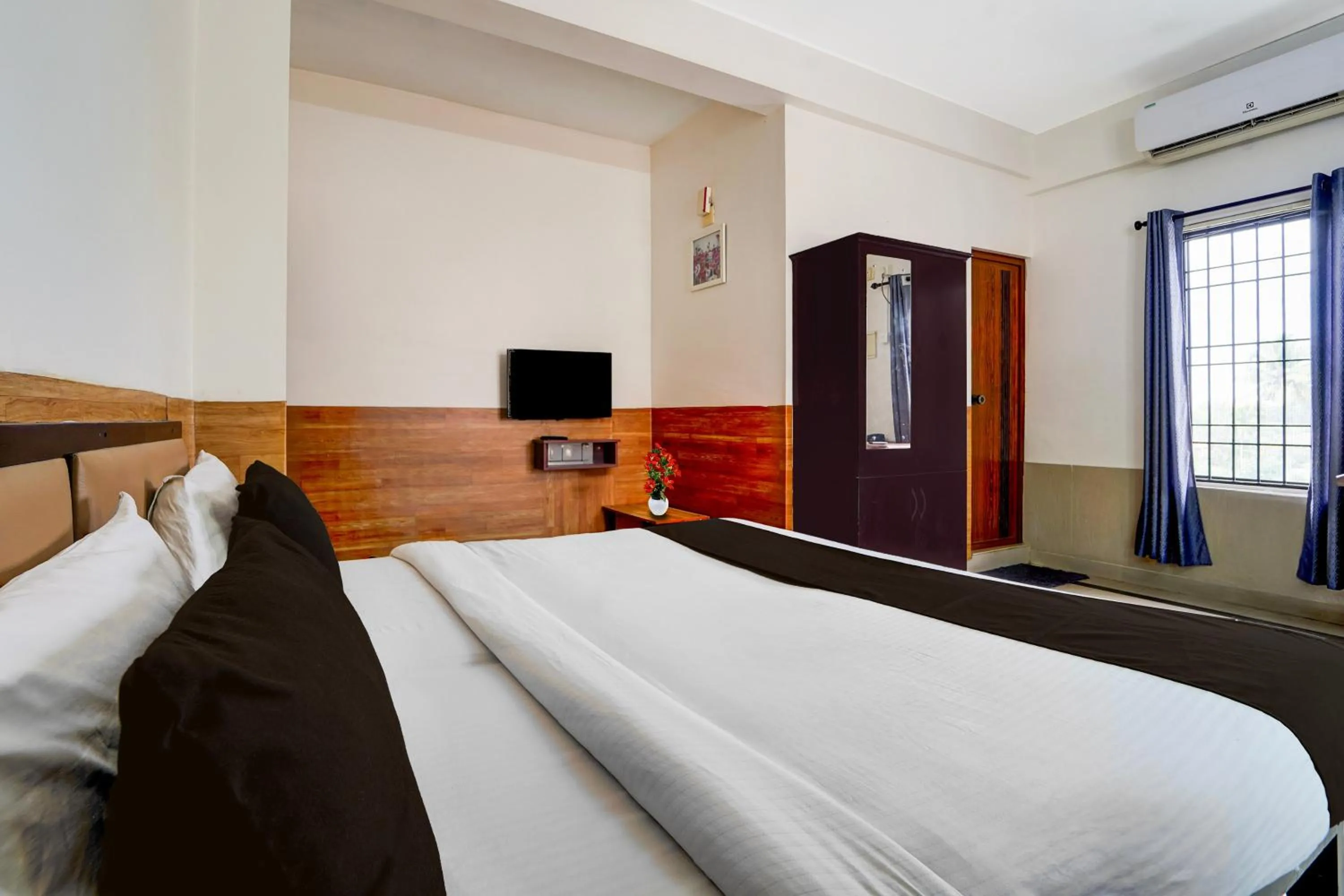 Bedroom, Bed in Hotel O Kollamkudimughal Kakkanad Formerly Diamond Inn
