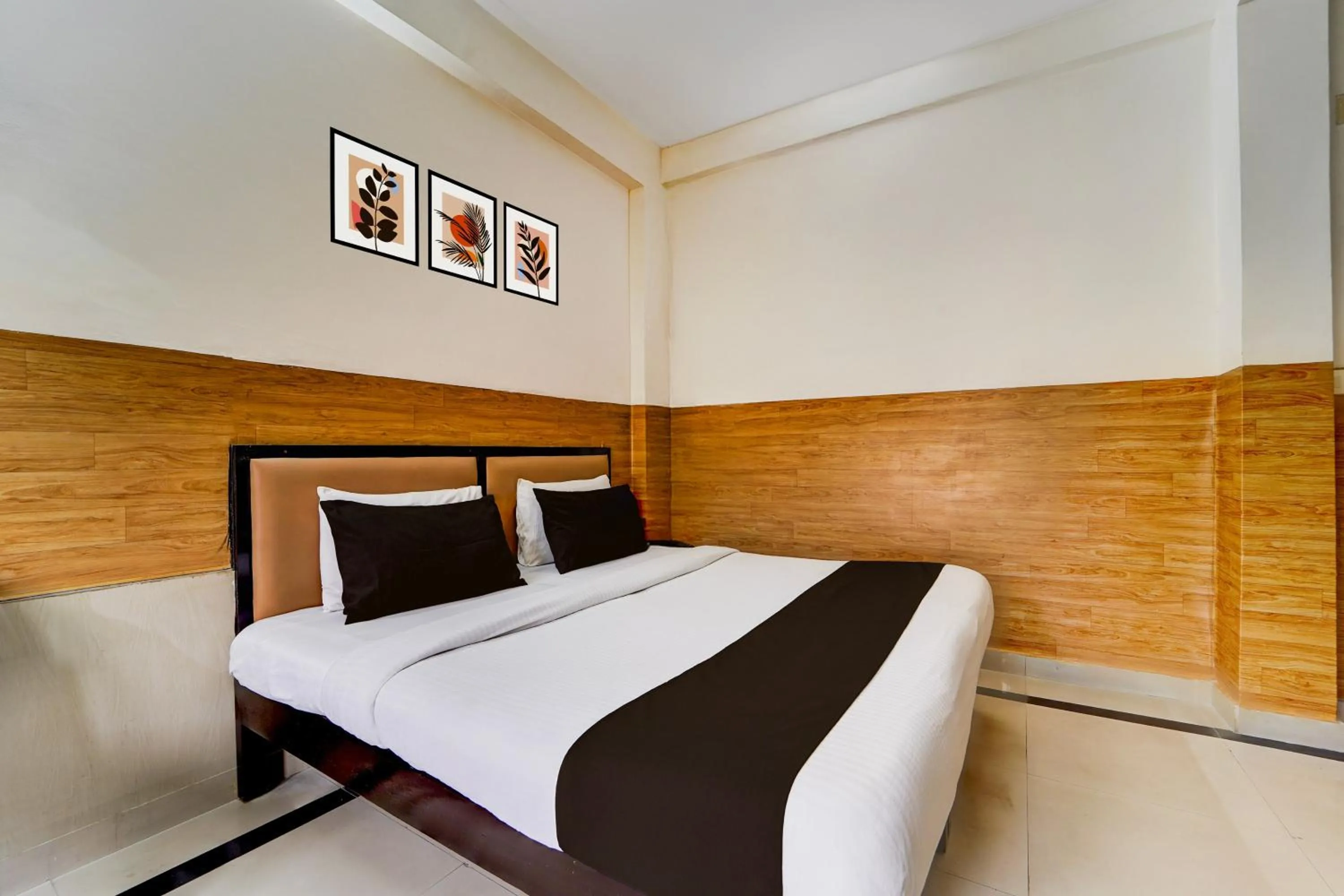 Bedroom, Bed in Hotel O Kollamkudimughal Kakkanad Formerly Diamond Inn