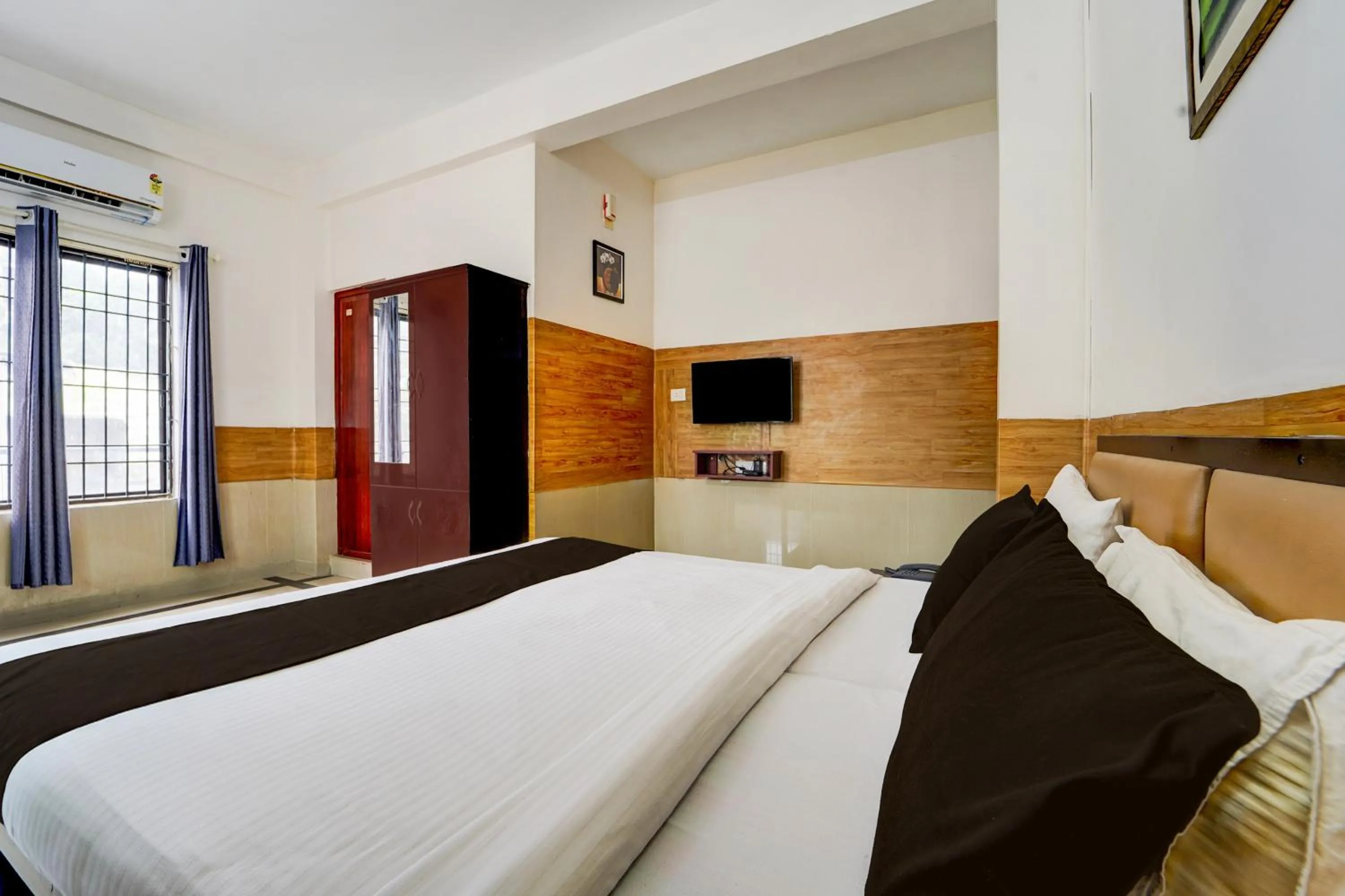 Bedroom, Bed in Hotel O Kollamkudimughal Kakkanad Formerly Diamond Inn