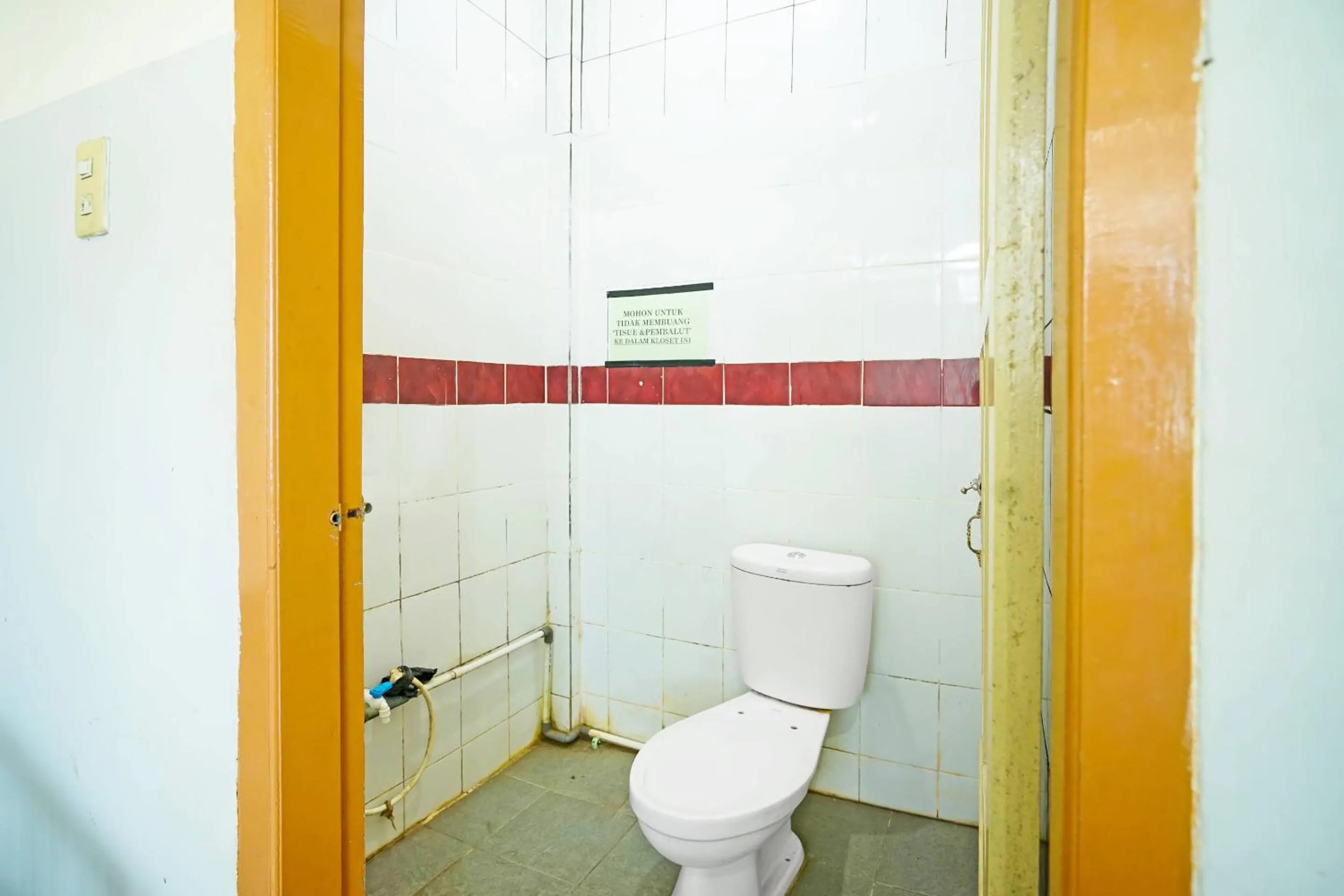 Bathroom in OYO 90390 Hotel Rd Premium