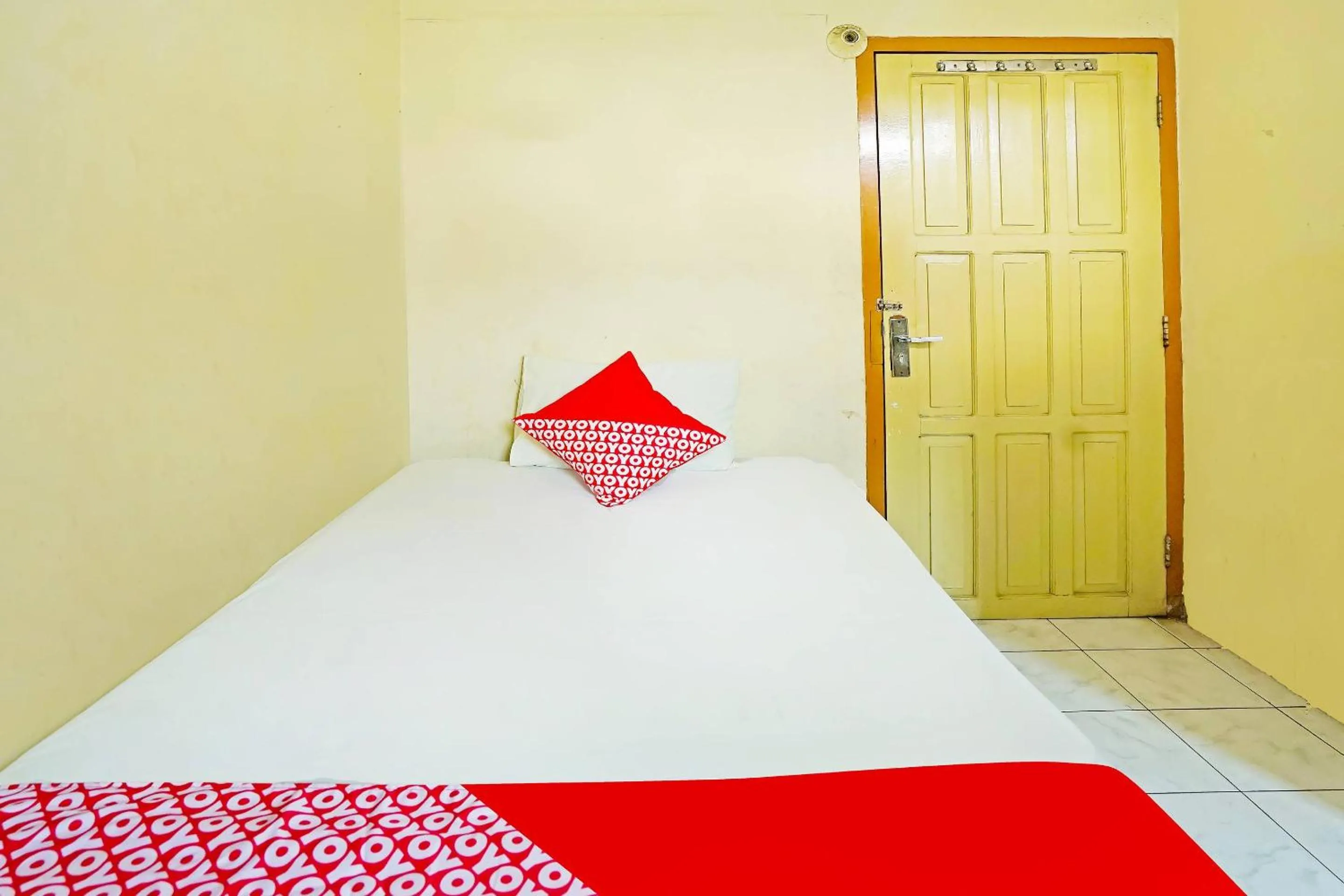Bedroom in OYO 90390 Hotel Rd Premium
